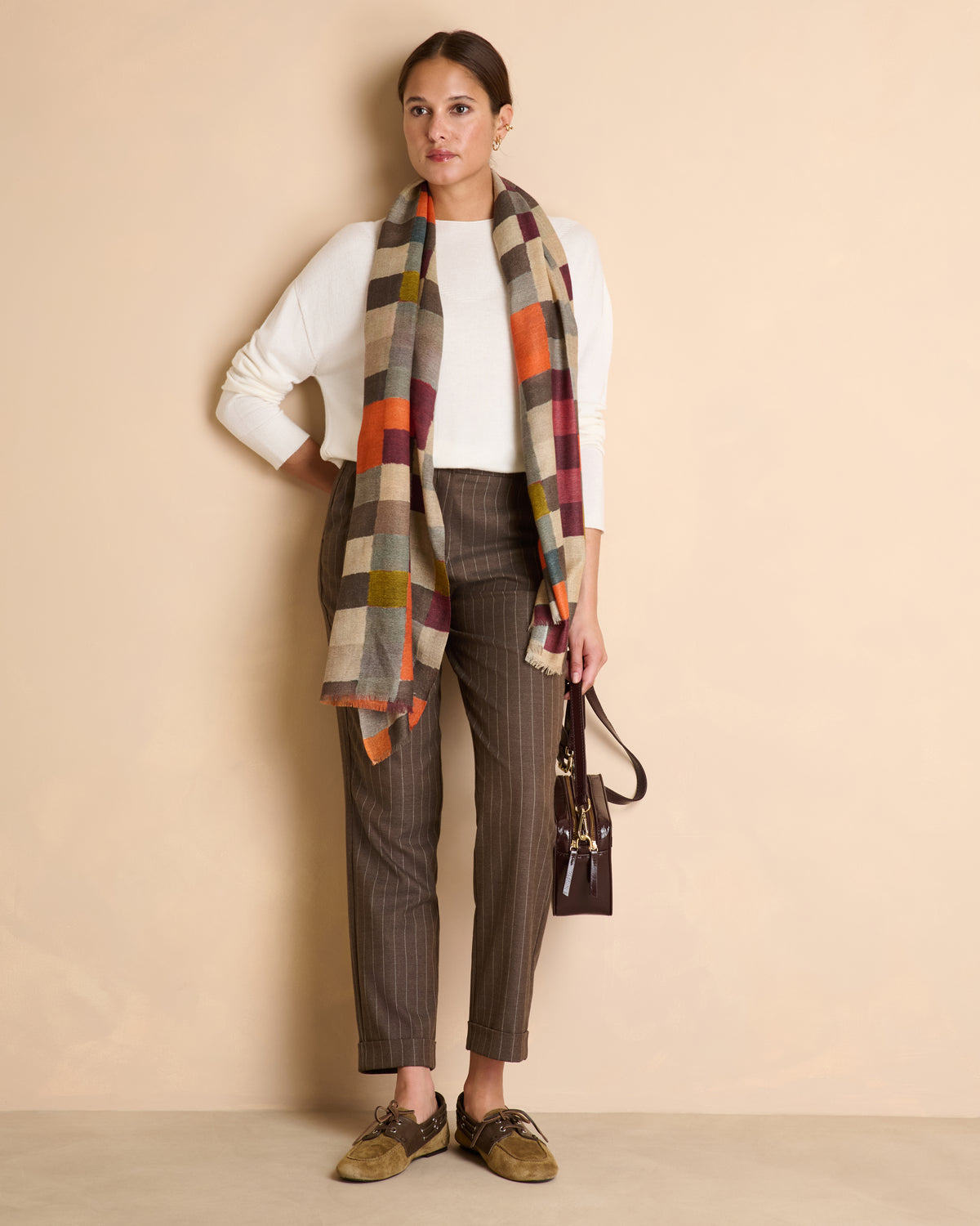 Echarpe beige imprimée damiers frangée en laine et soie