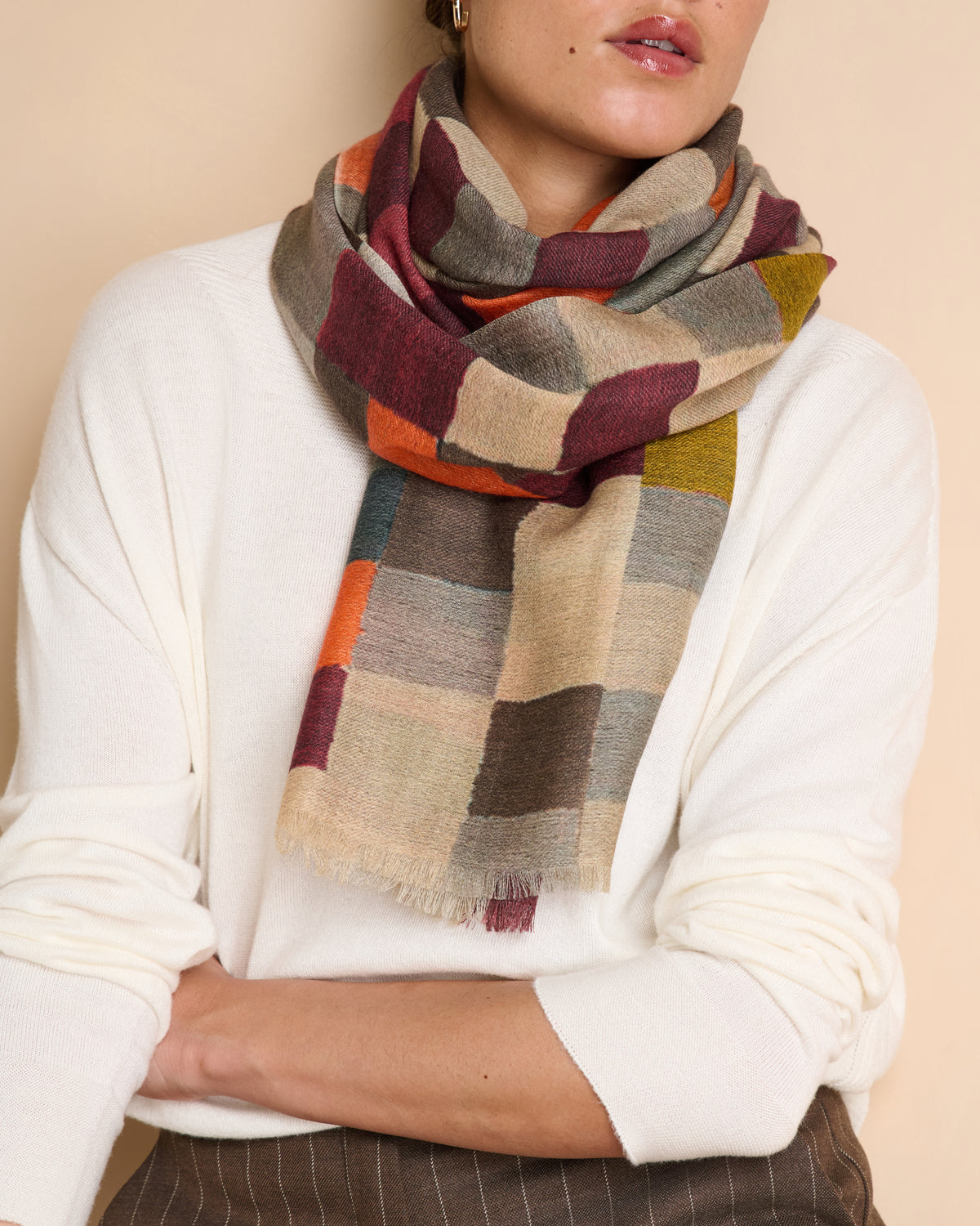 Echarpe beige imprimée damiers frangée en laine et soie
