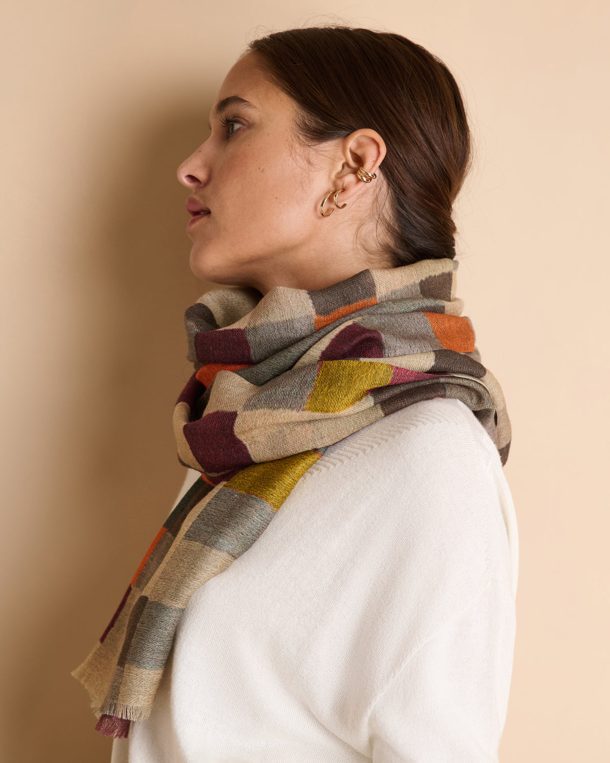 Echarpe beige imprimée damiers frangée en laine et soie