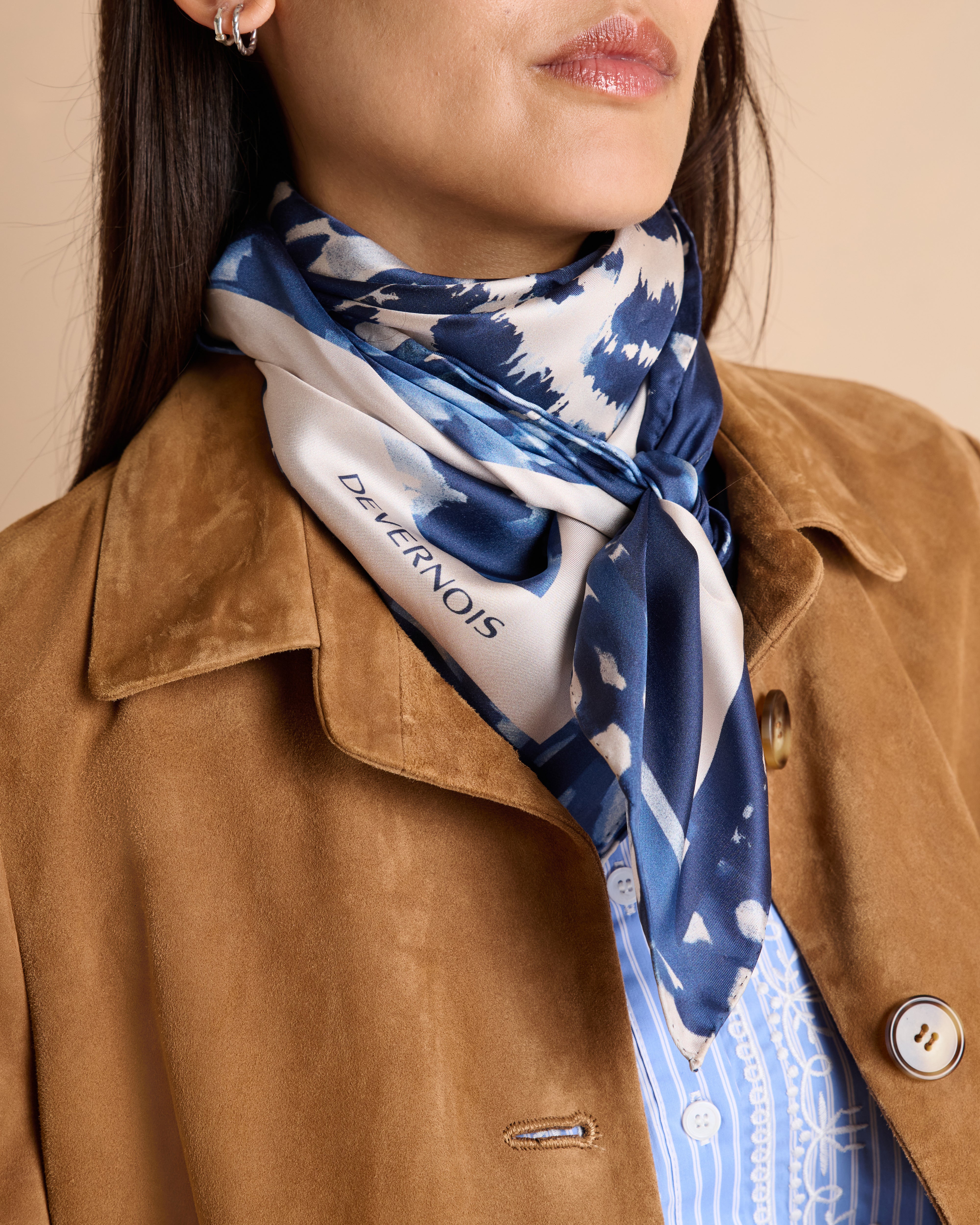 Carré bleu imprimé motif léopard en twill de soie