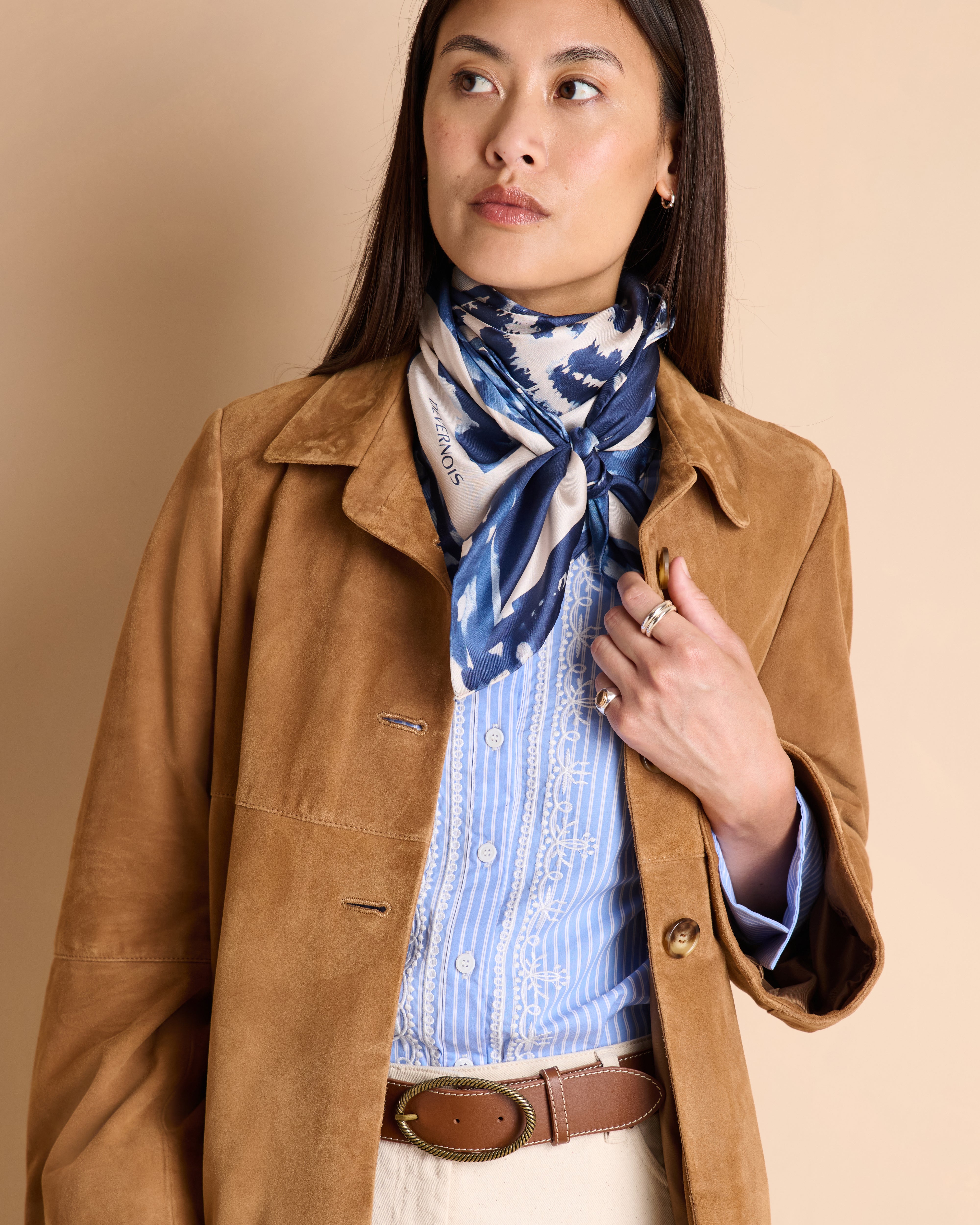 Carré bleu imprimé motif léopard en twill de soie