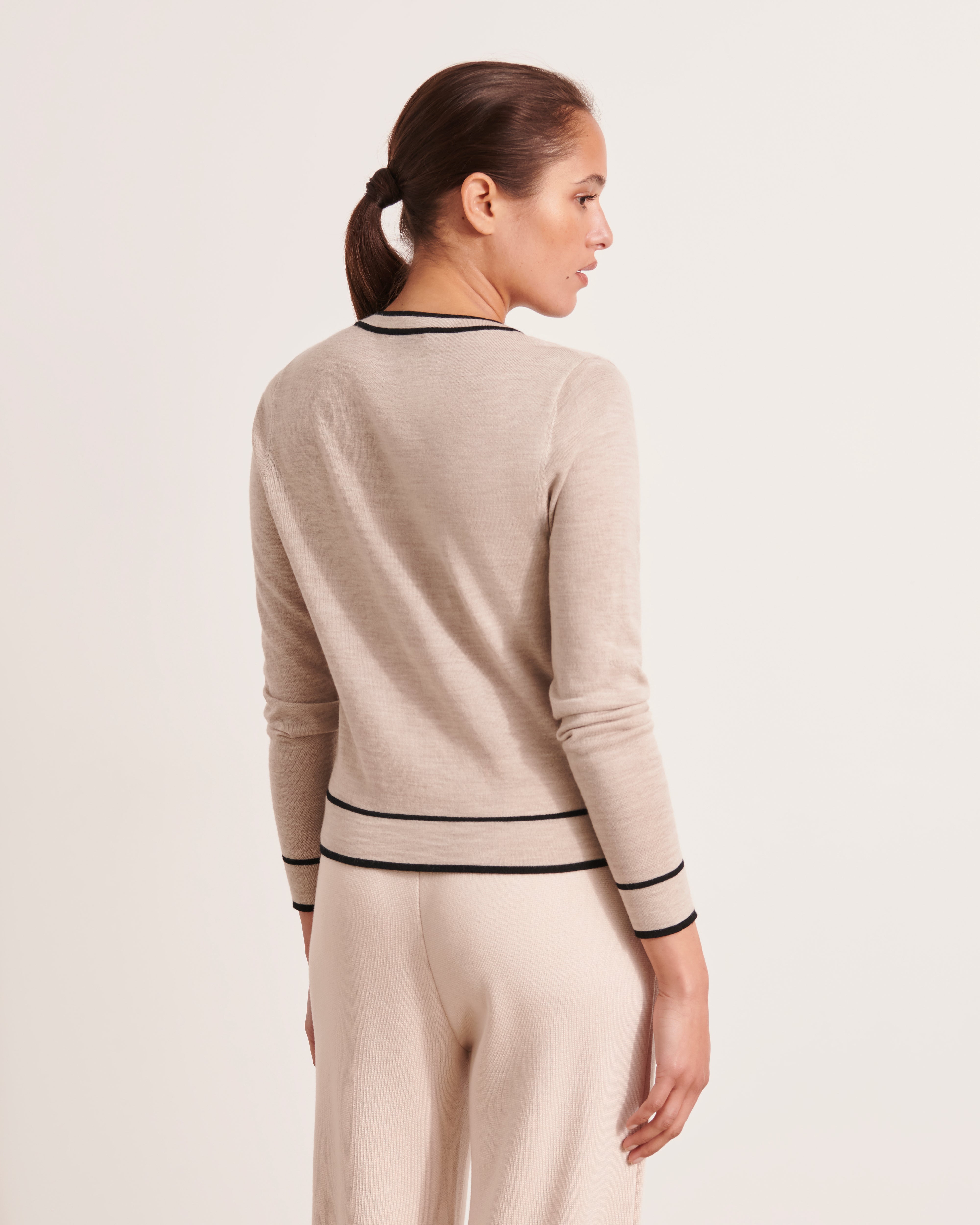 gilet en laine beige avec liseré contrasté noir