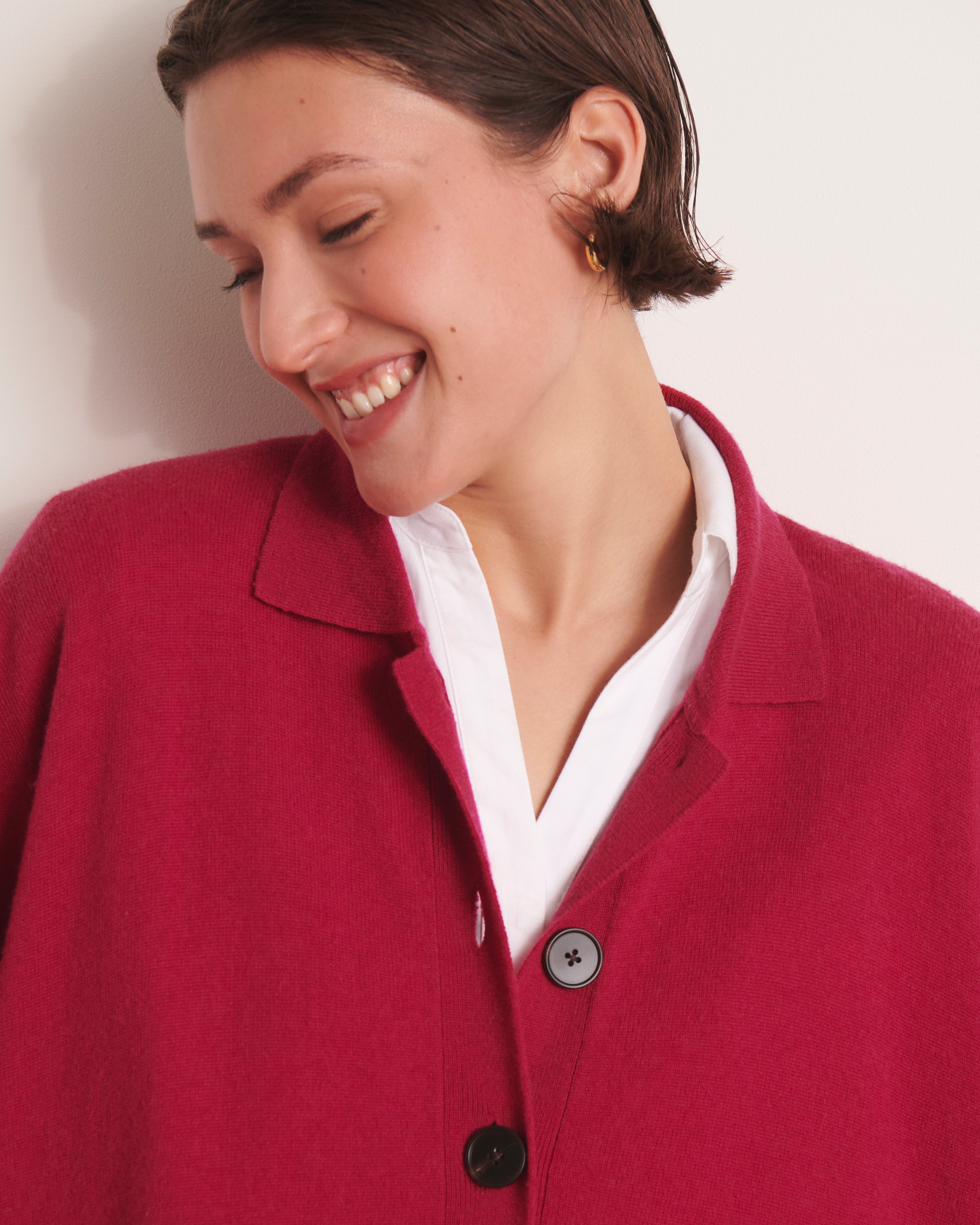 gilet boutonnée en laine et cachemire coupe cape rouge framboise