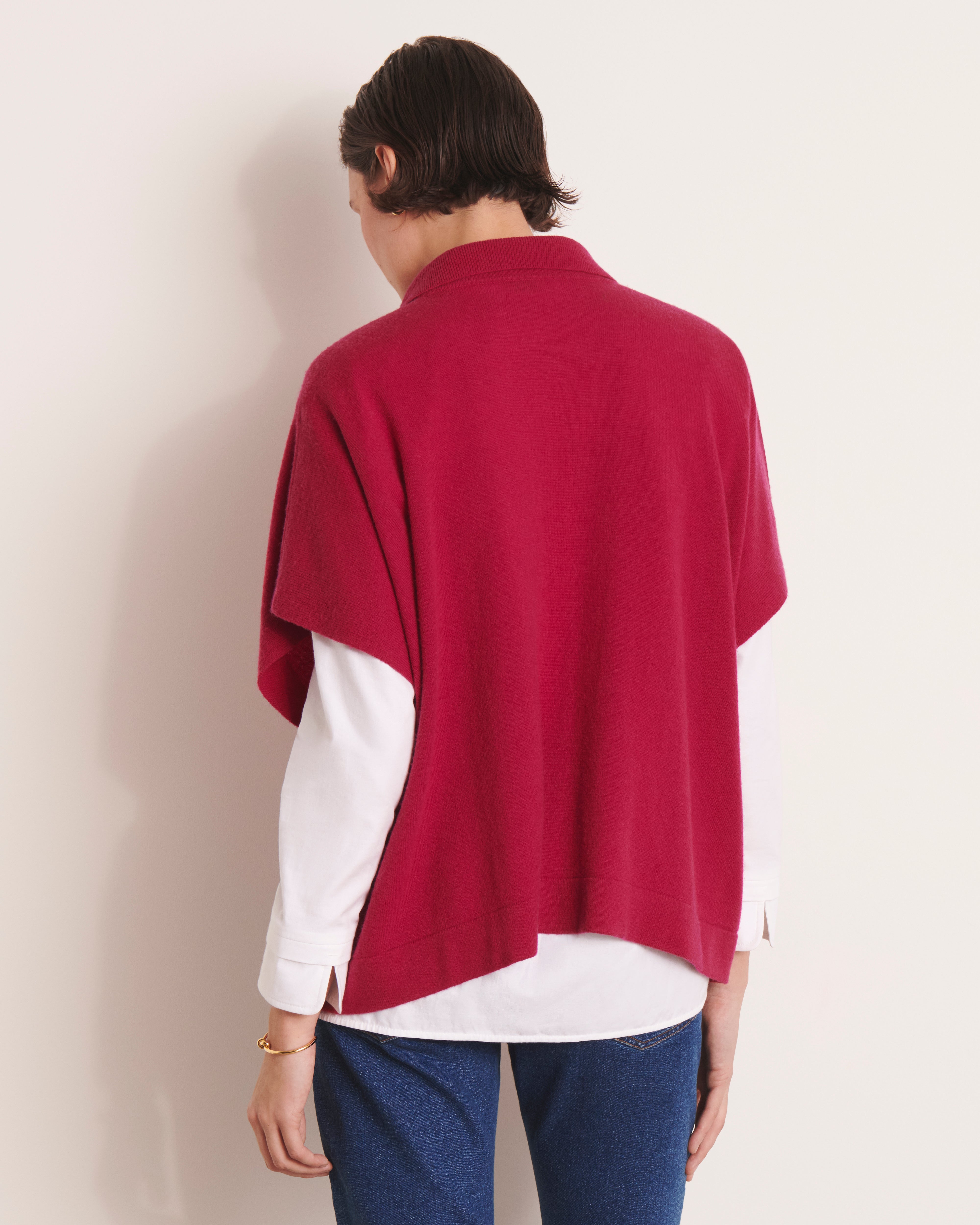 gilet boutonnée en laine et cachemire coupe cape rouge framboise