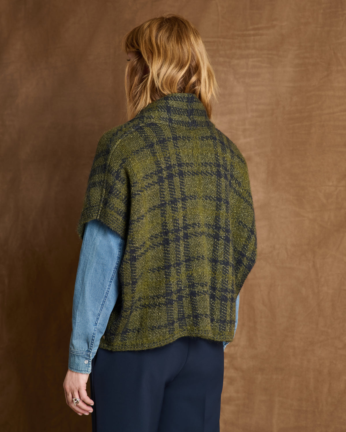Gilet kaki à carreaux oversize sans manches col châle tricoté en France