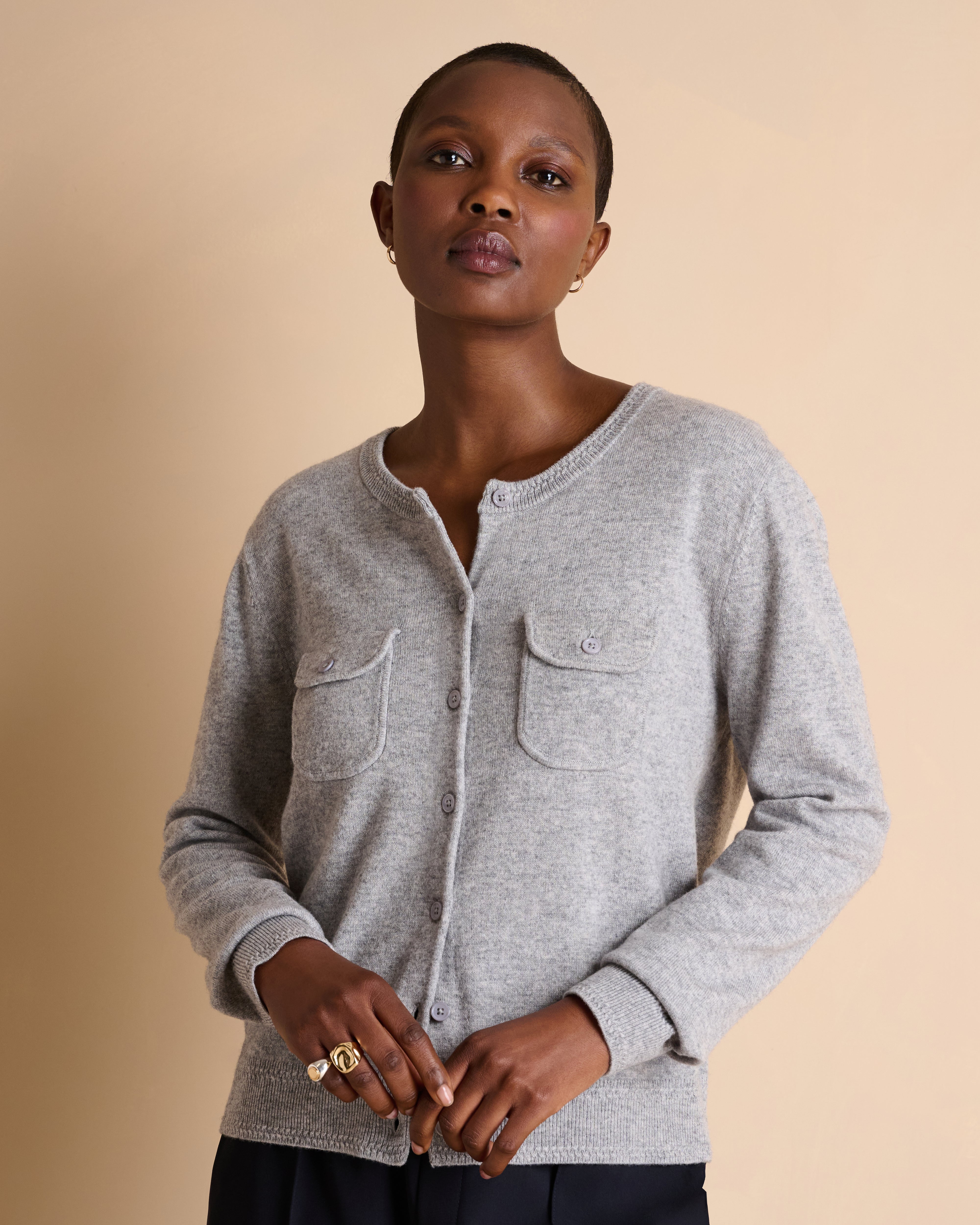 Gilet gris encolure ronde boutonné en laine et cachemire
