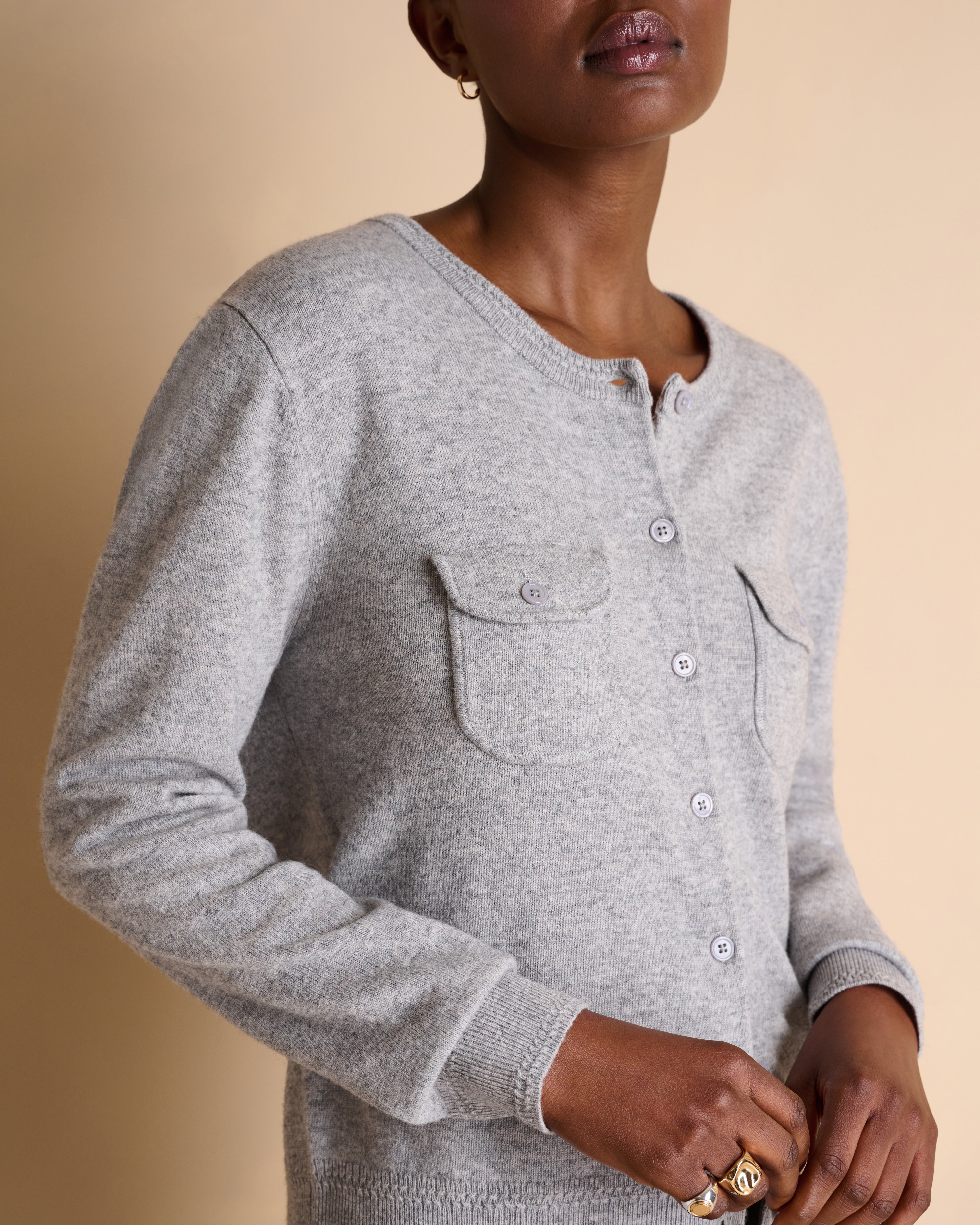 Gilet gris encolure ronde boutonné en laine et cachemire