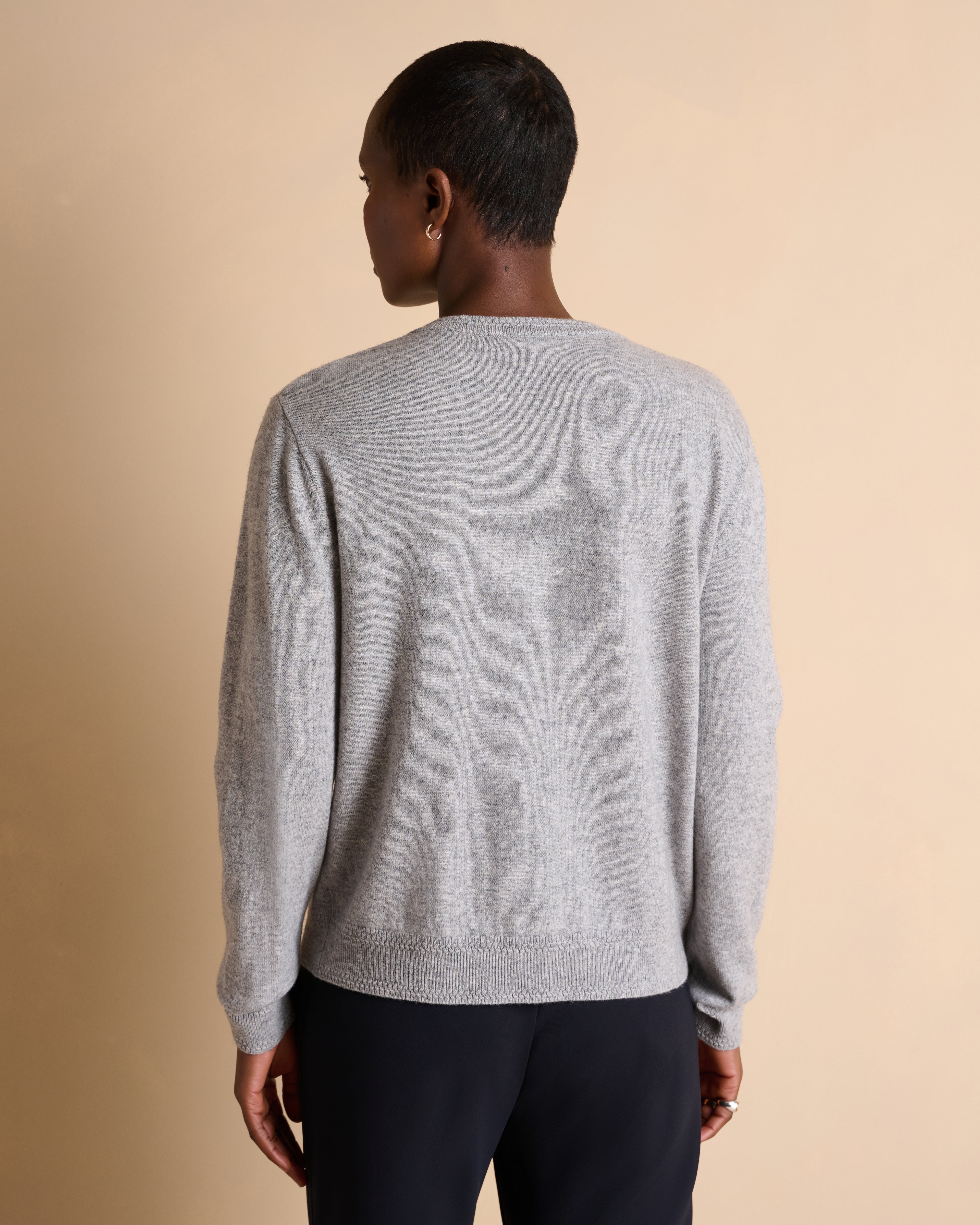 Gilet gris encolure ronde boutonné en laine et cachemire