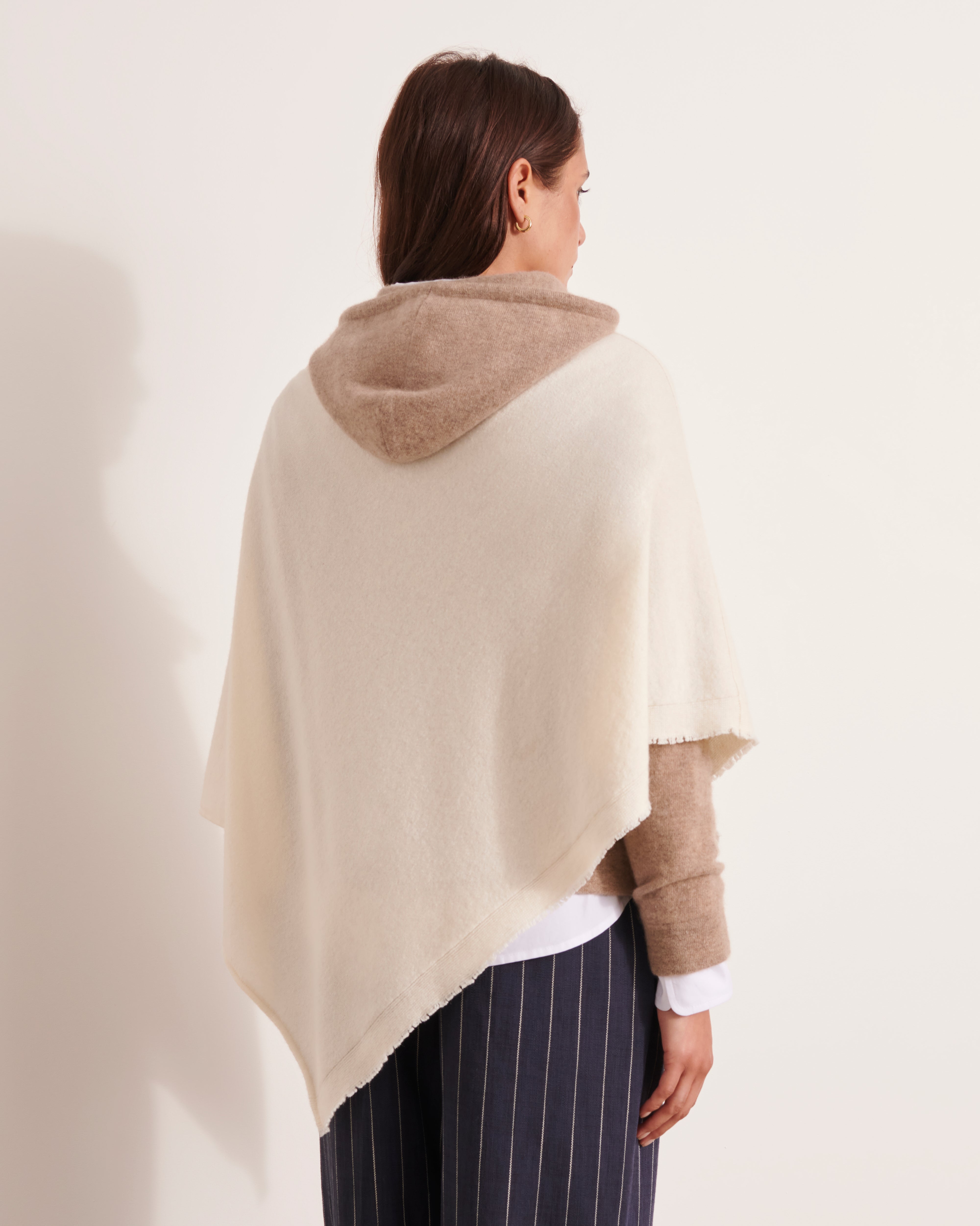cape en maille cachemire et laine blanc cassé