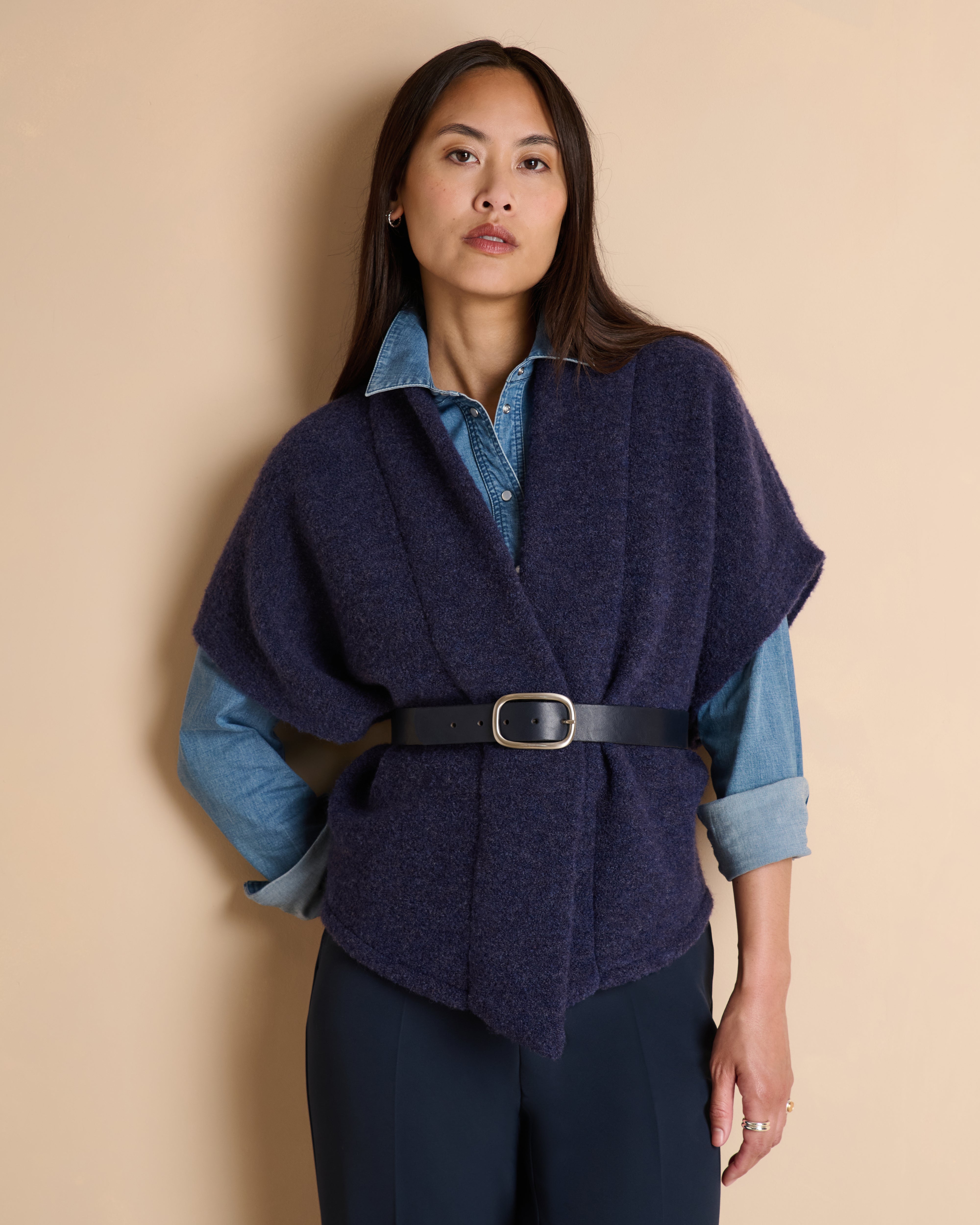 Gilet bleu marine oversize col châle sans manches en laine bouclette stretch