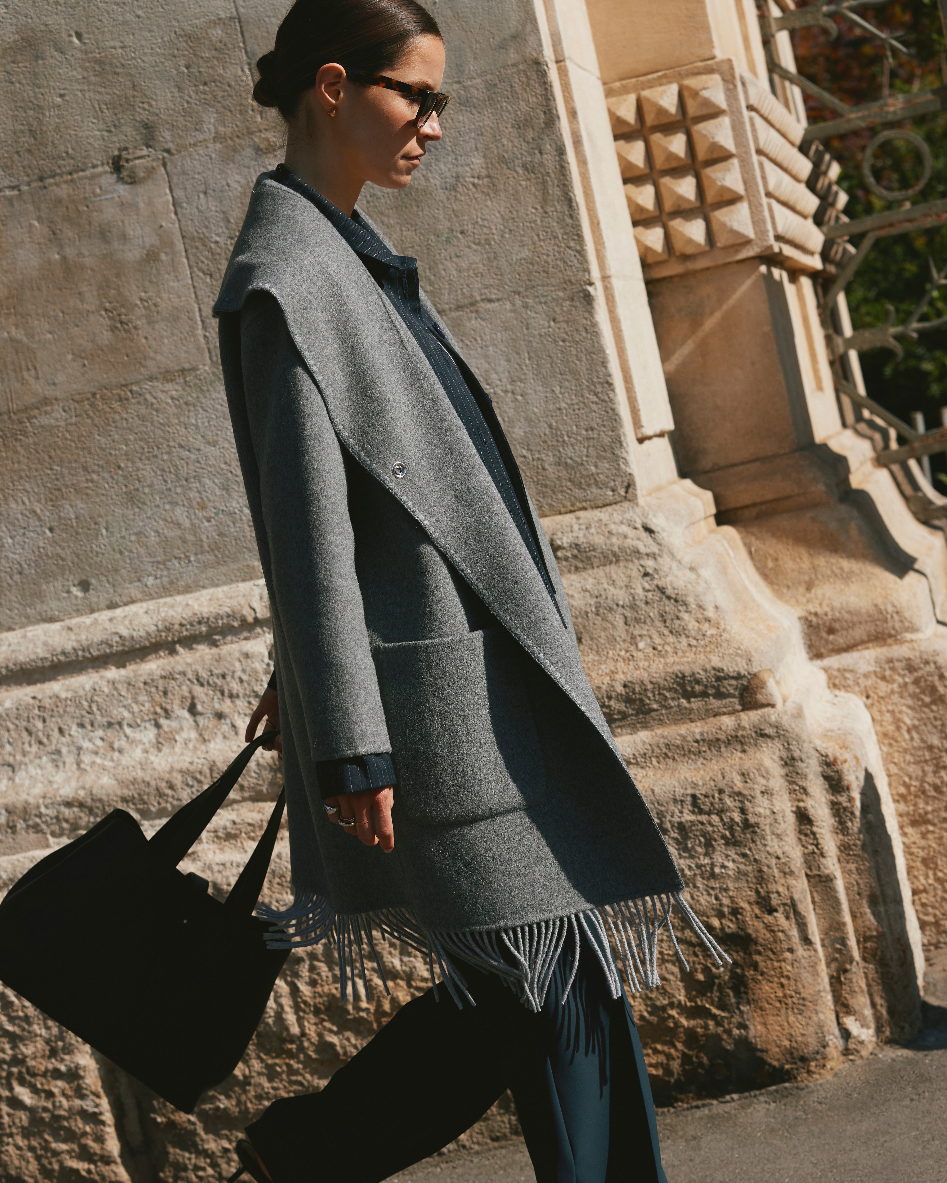 Manteau gris long frangé en drap de laine