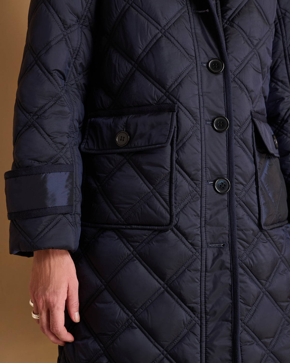 Manteau long bleu marine matelassé en polyester