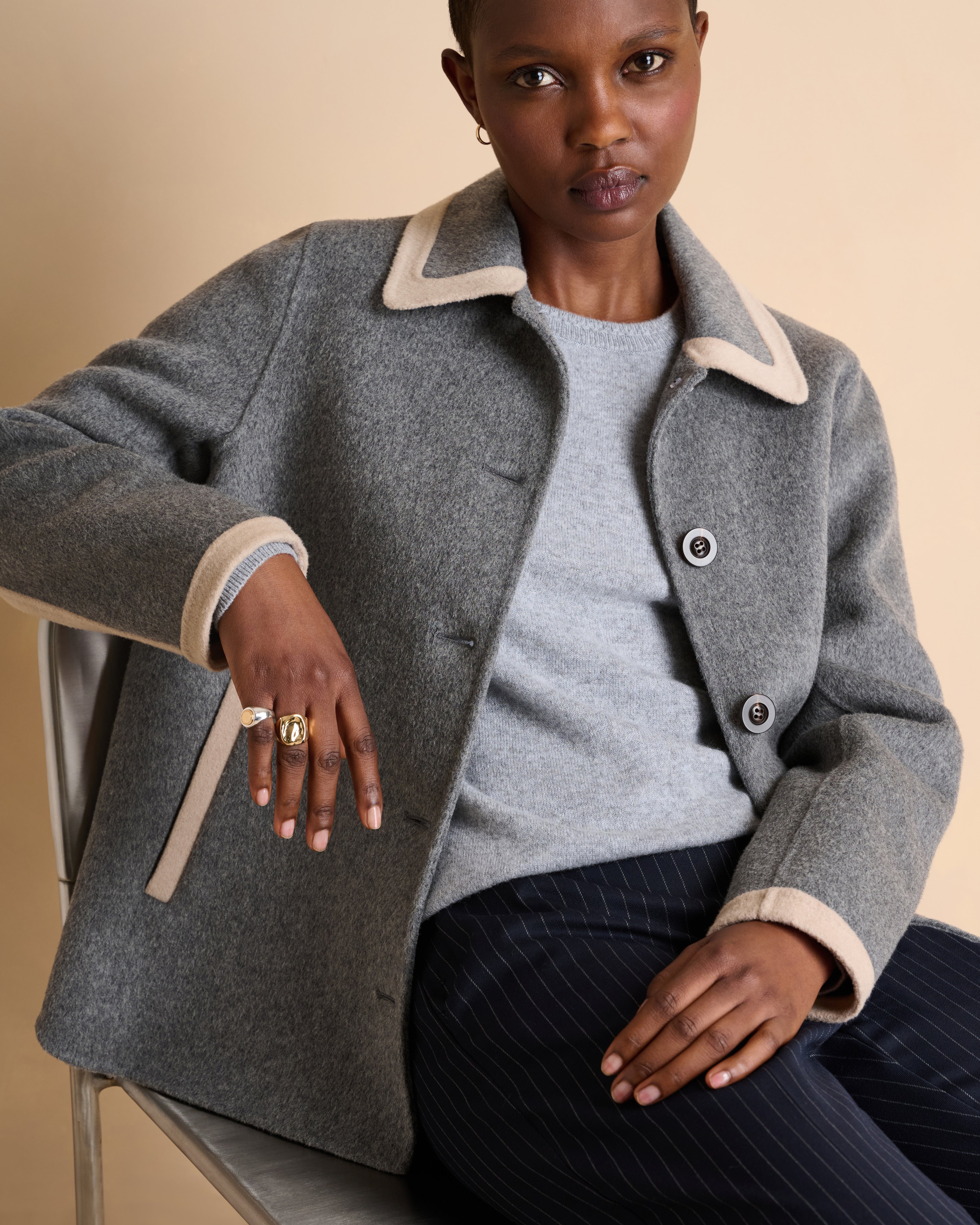 Manteau gris court boutonné en laine double face