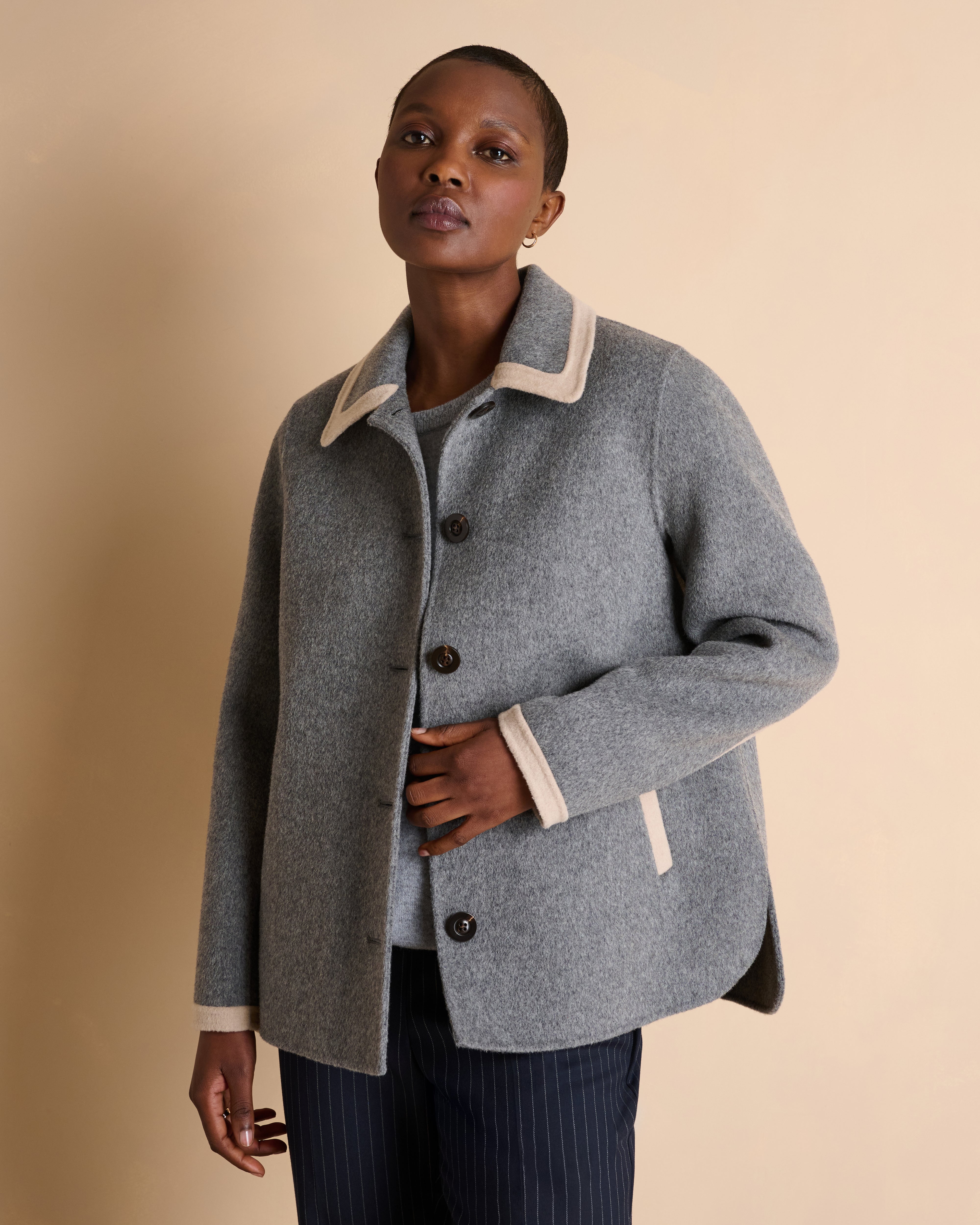 Manteau gris court boutonné en laine double face