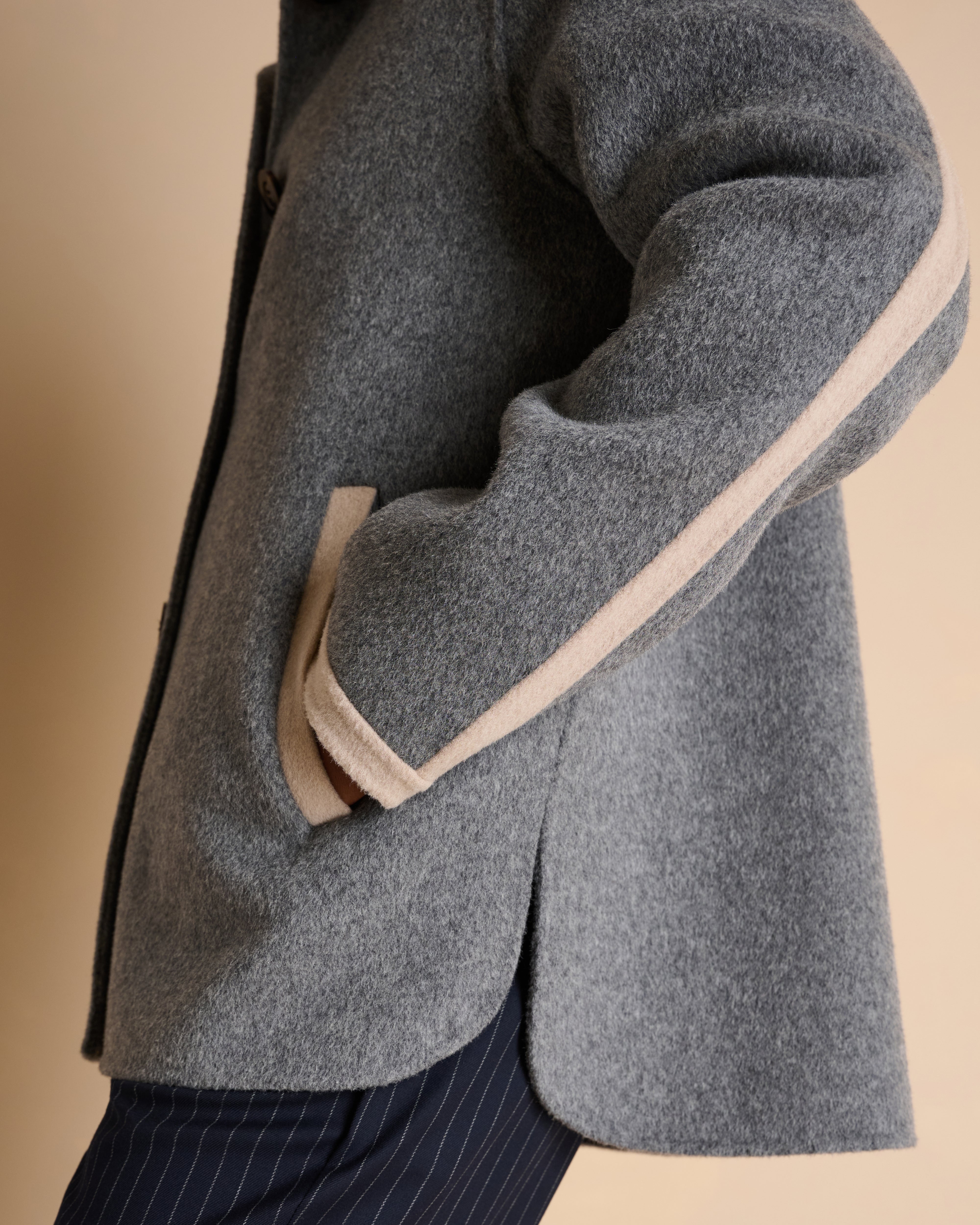 Manteau gris court boutonné en laine double face