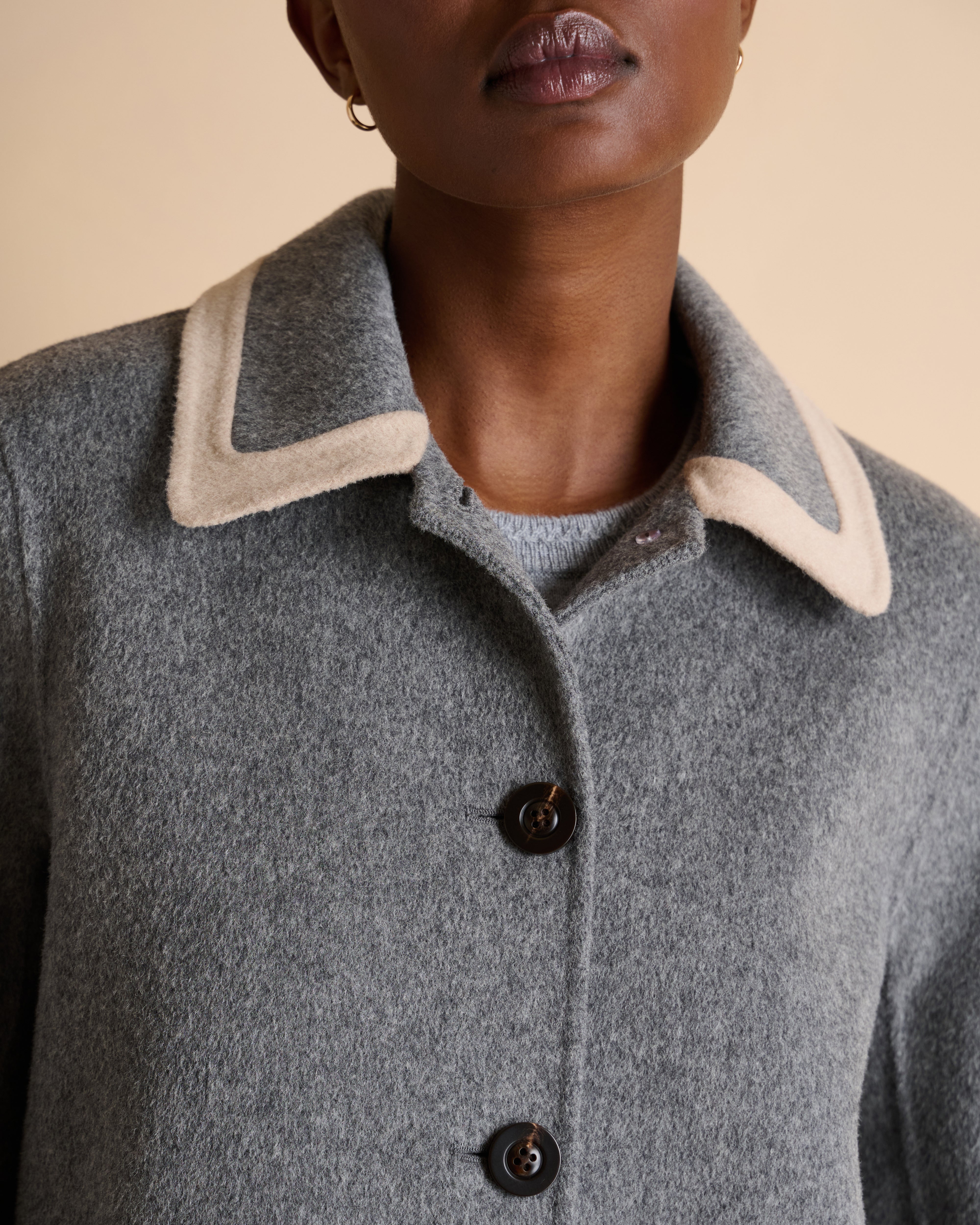 Manteau gris court boutonné en laine double face