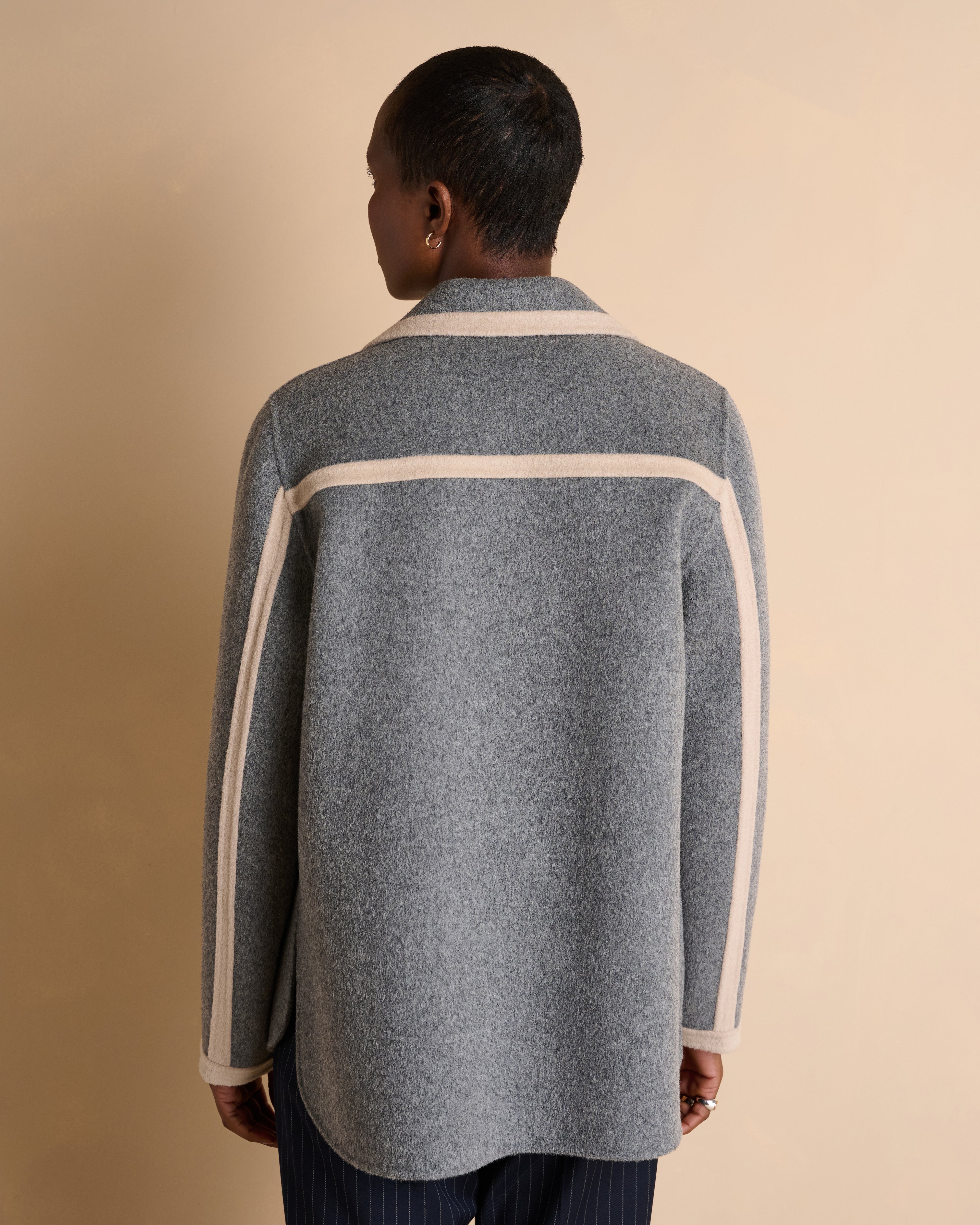 Manteau gris court boutonné en laine double face