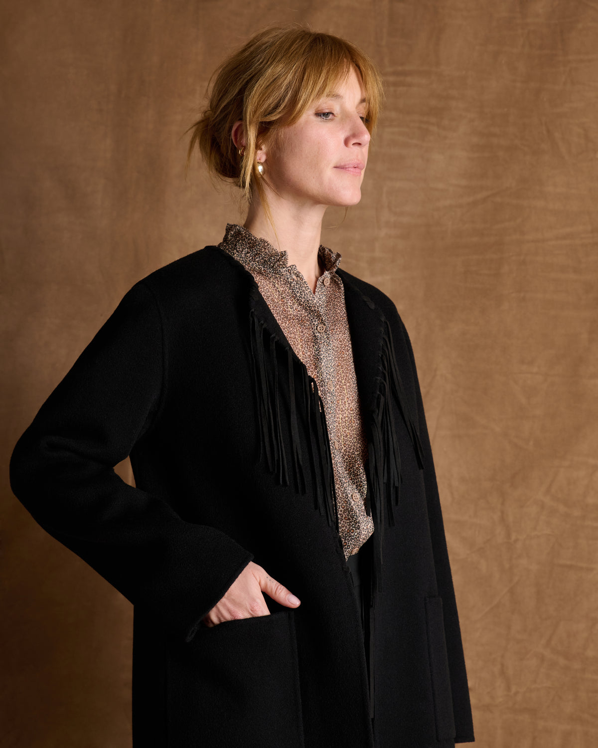Manteau court noir frangé en drap de laine