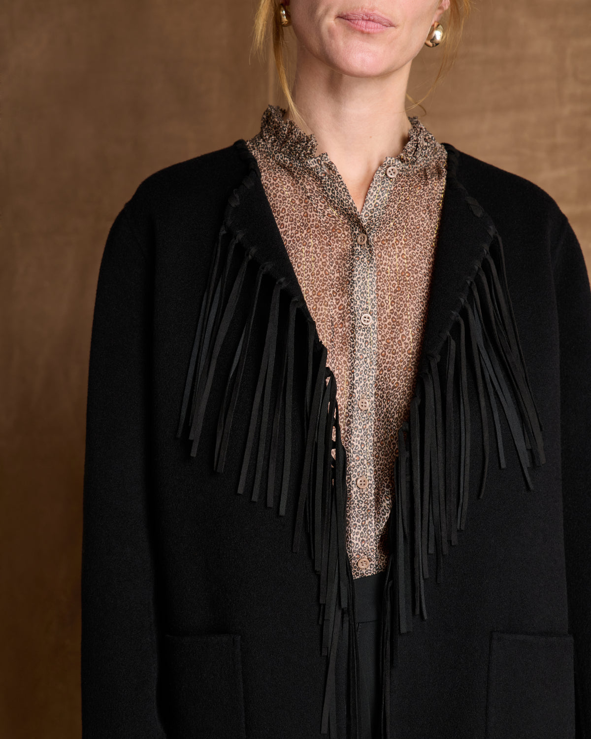 Manteau court noir frangé en drap de laine