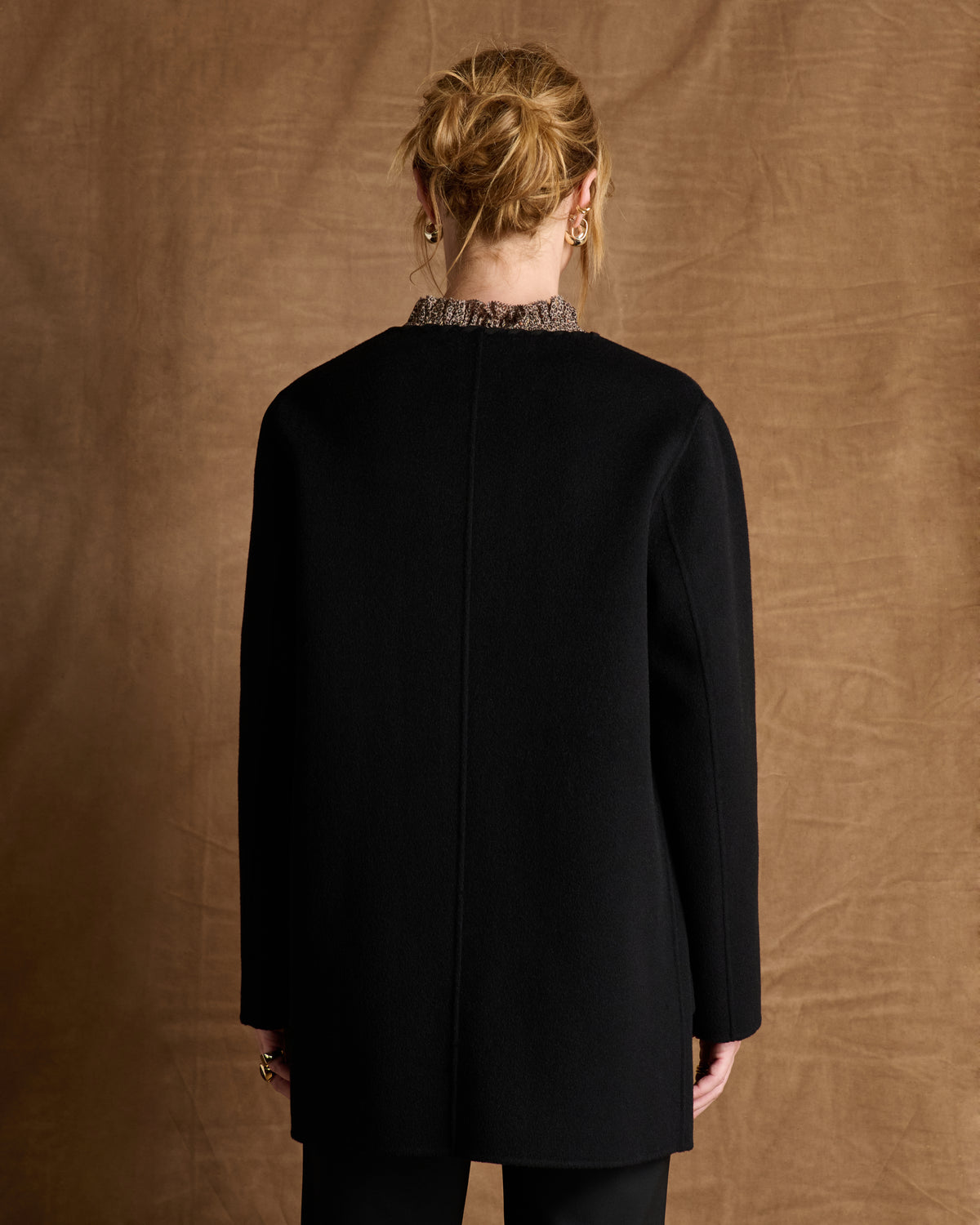Manteau court noir frangé en drap de laine