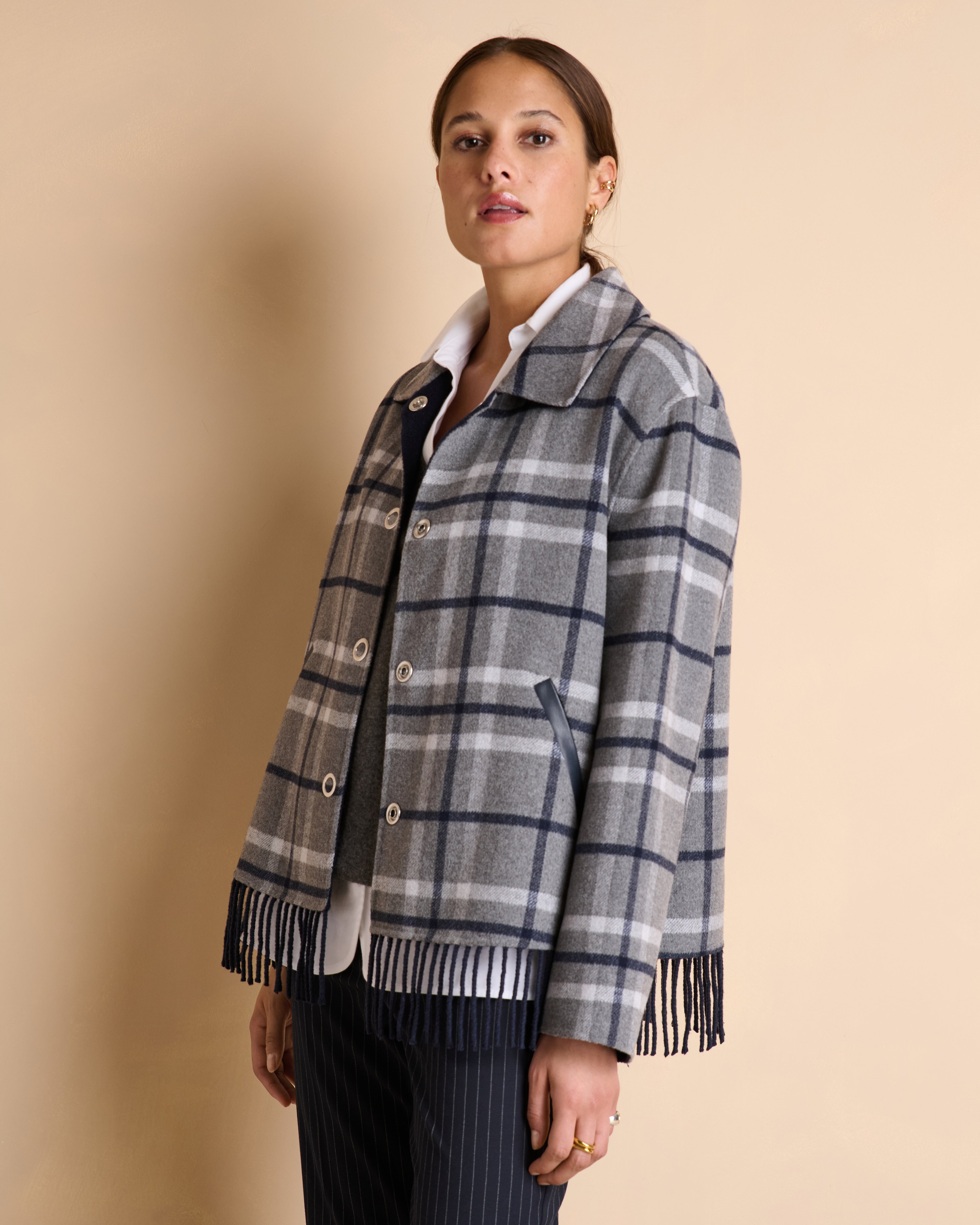 Manteau gris court à carreaux boutonné en laine double face