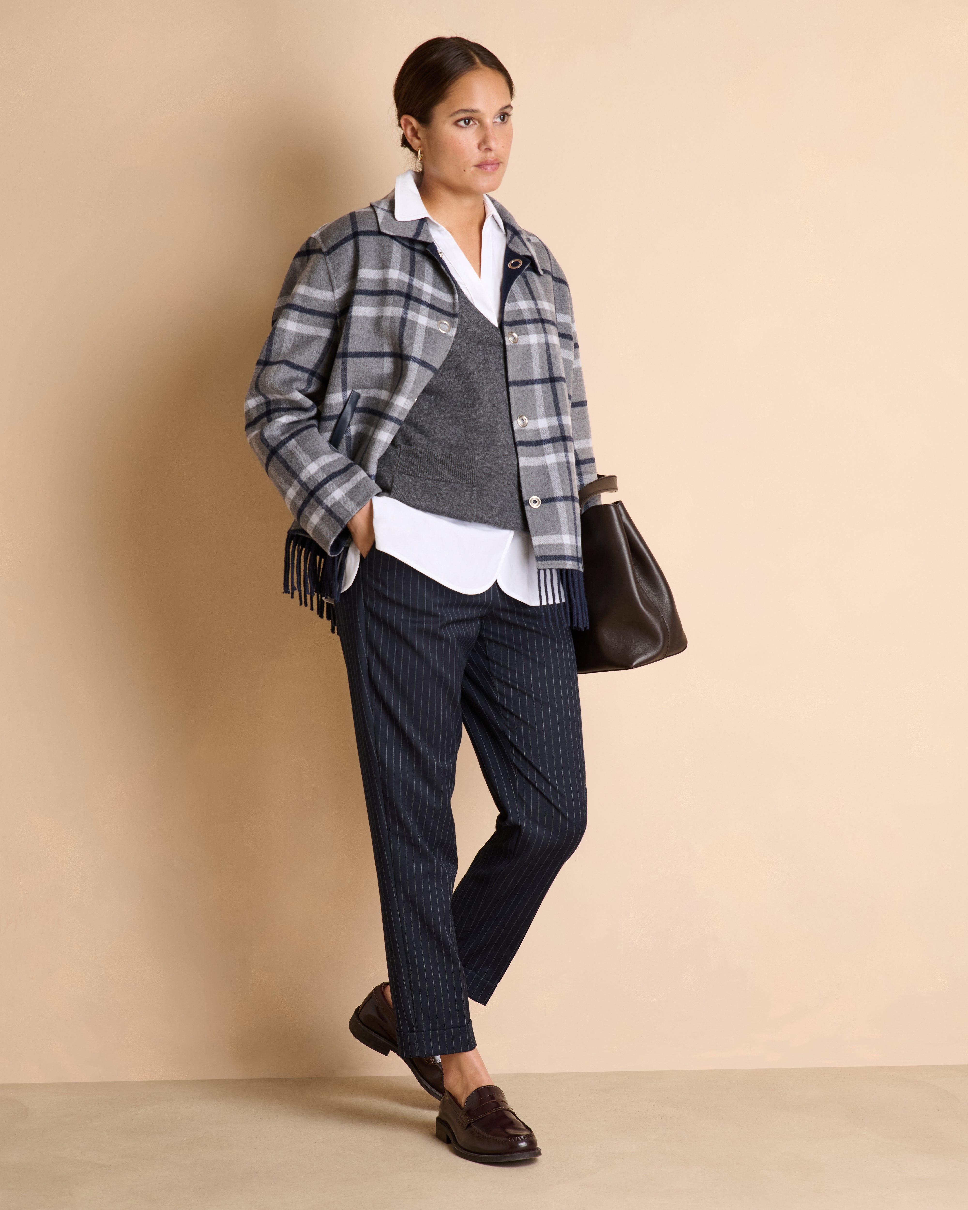 Manteau gris court à carreaux boutonné en laine double face