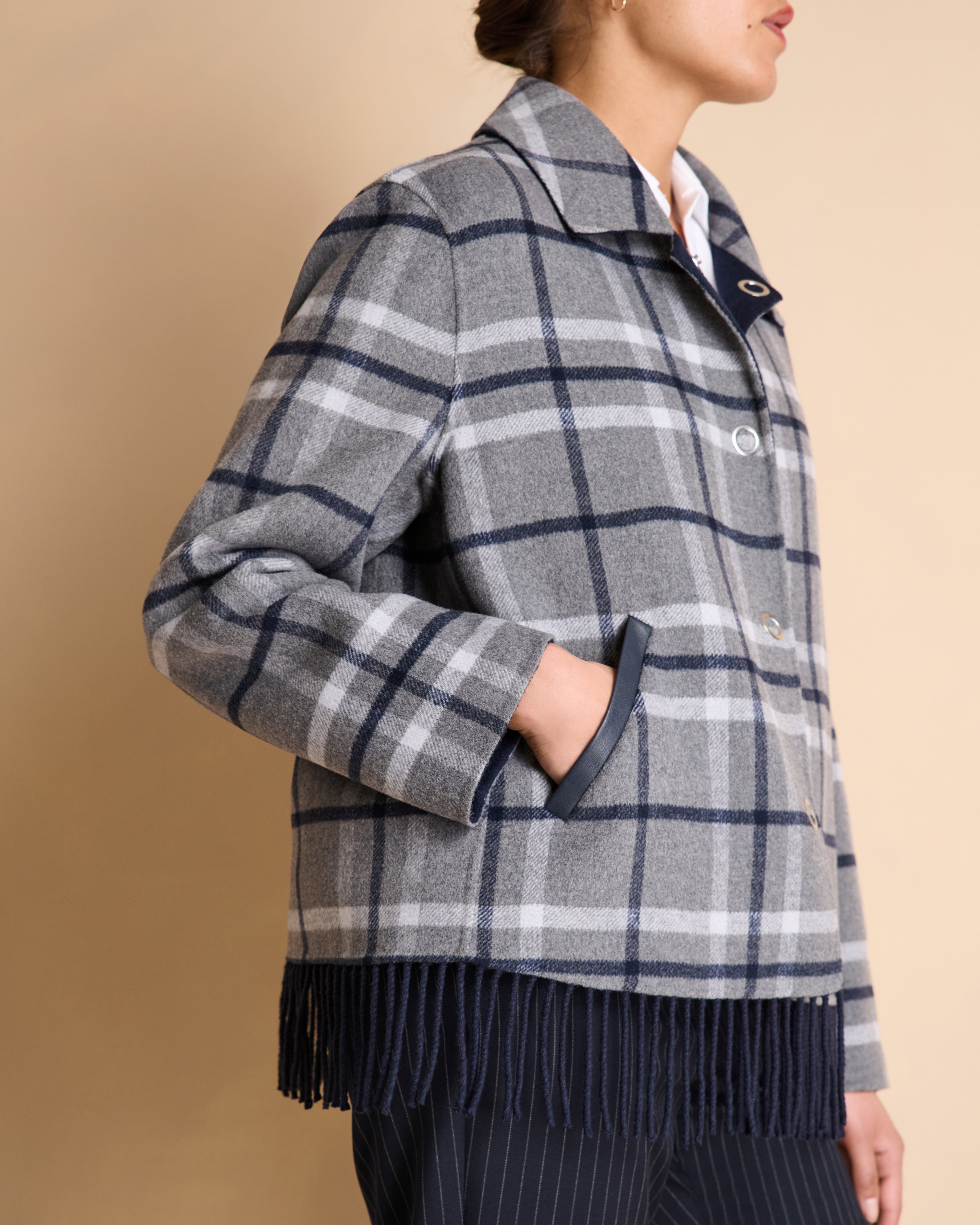 Manteau gris court à carreaux boutonné en laine double face