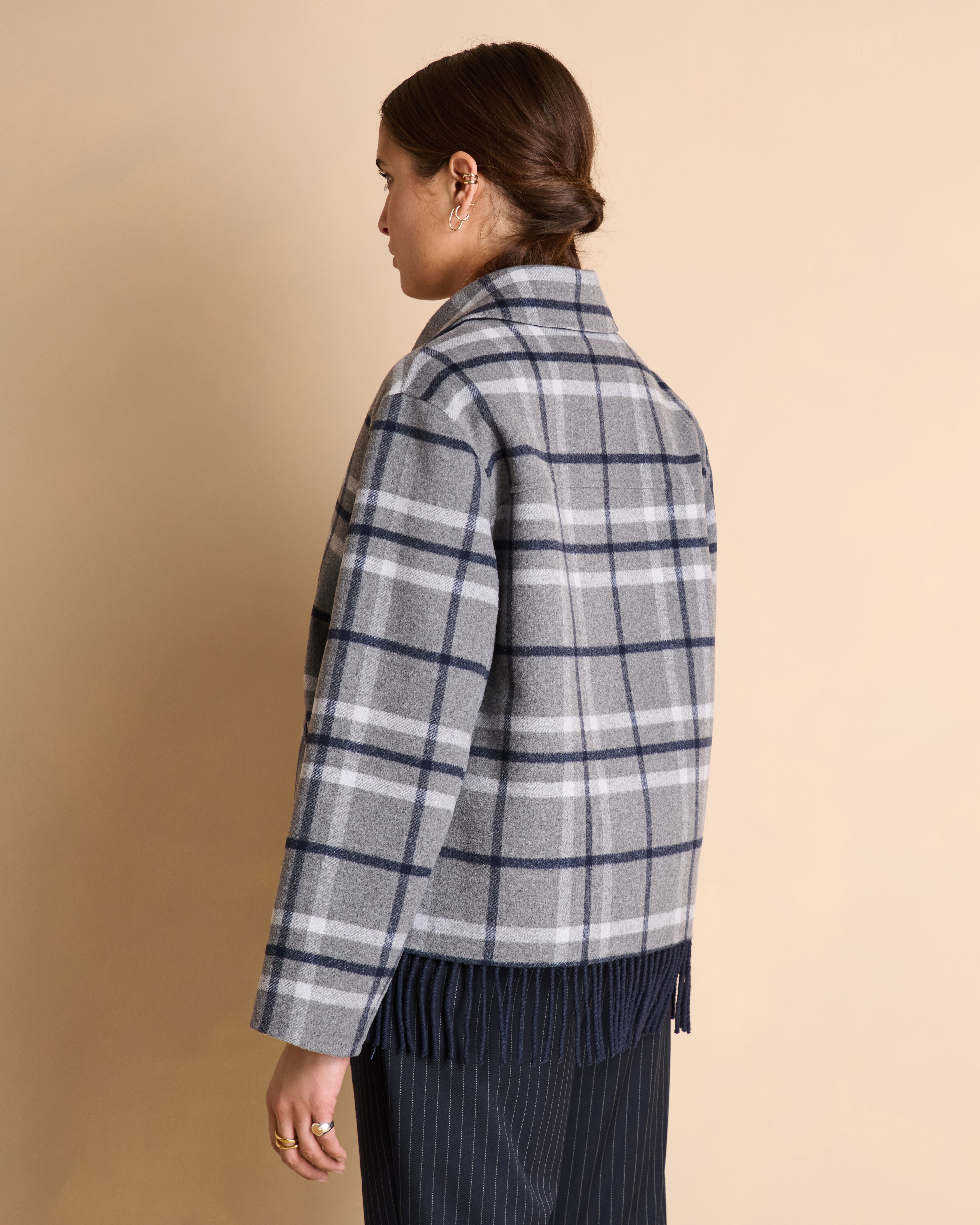 Manteau gris court à carreaux boutonné en laine double face