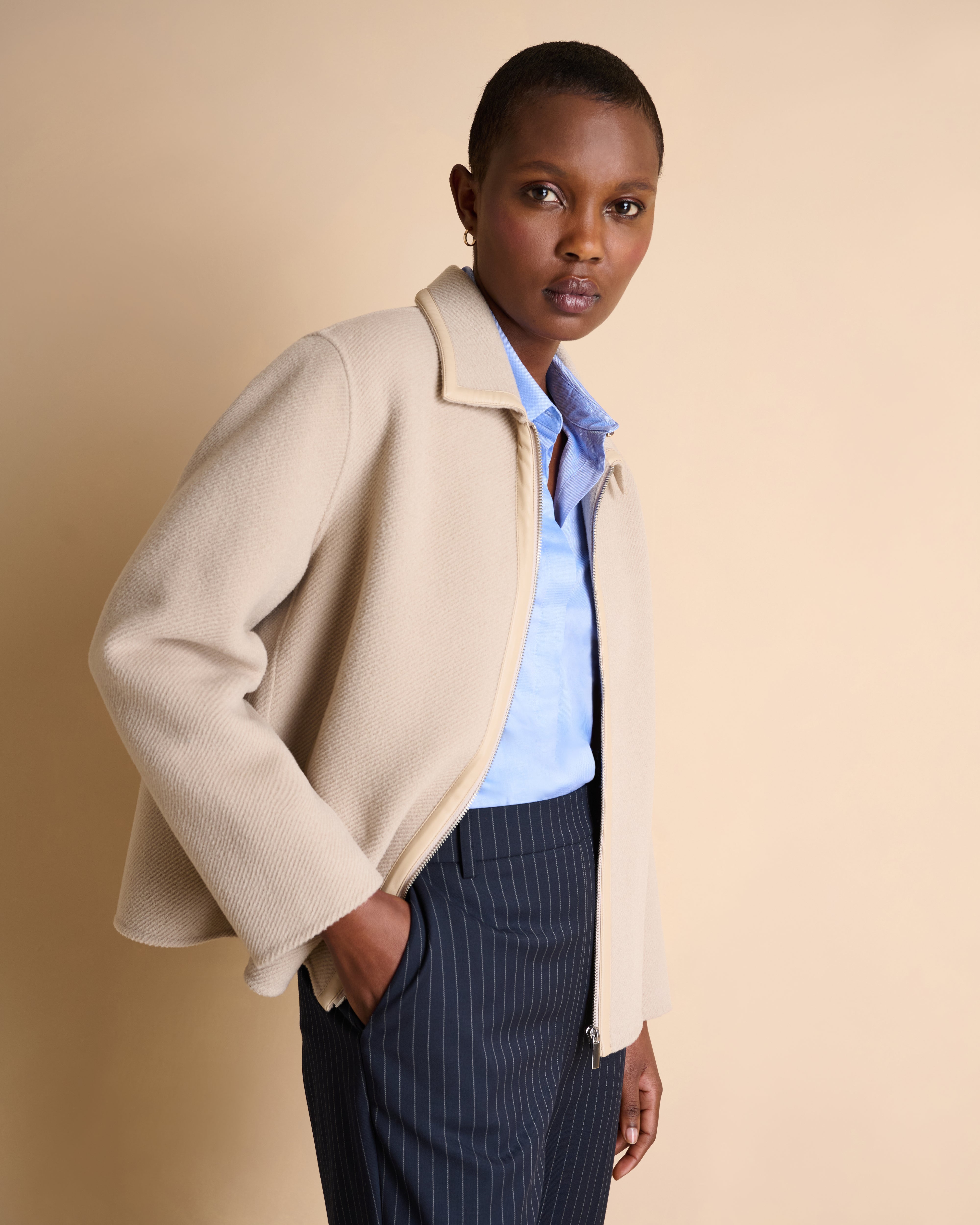 Manteau beige court droit zippé 100% laine
