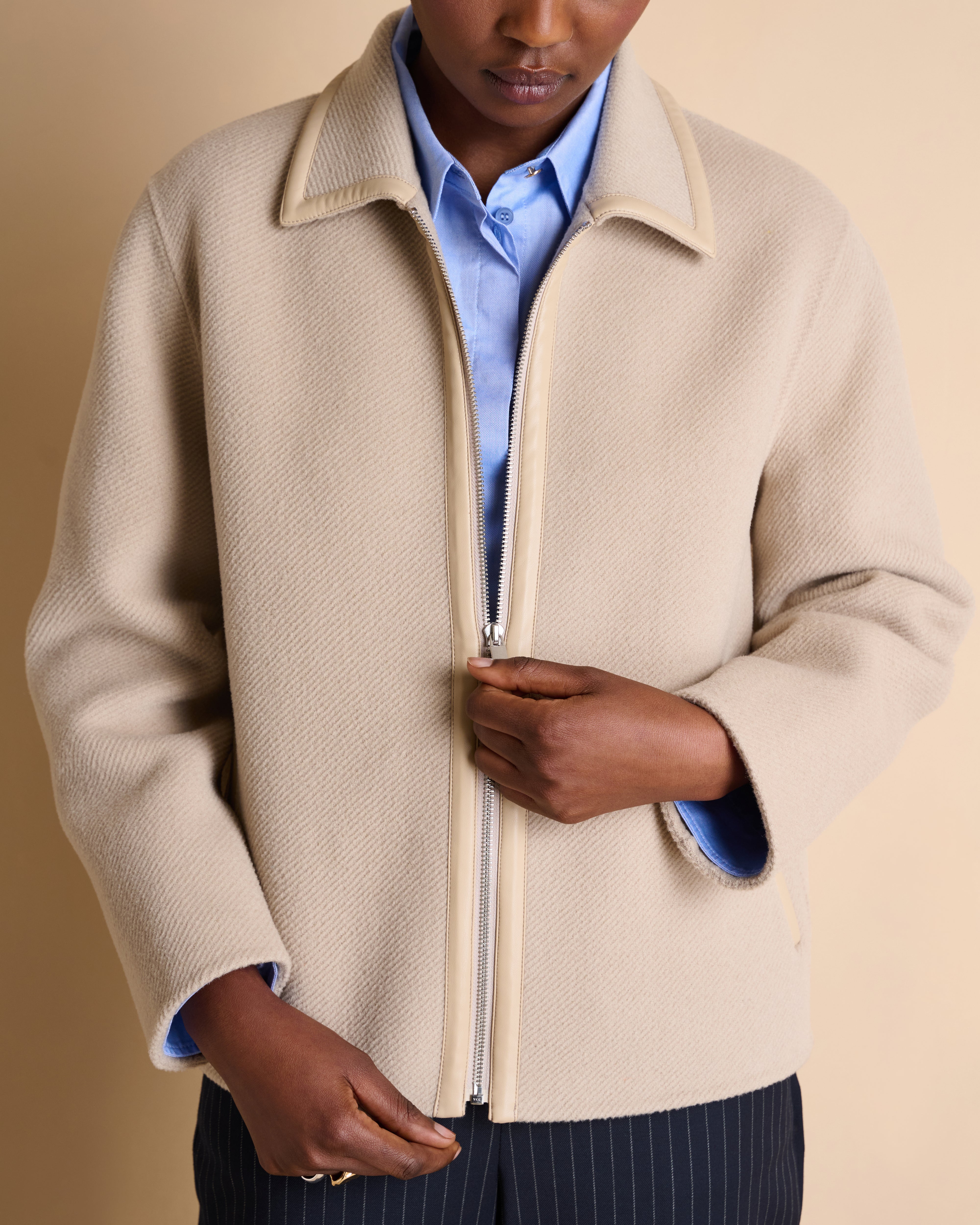 Manteau beige court droit zippé 100% laine