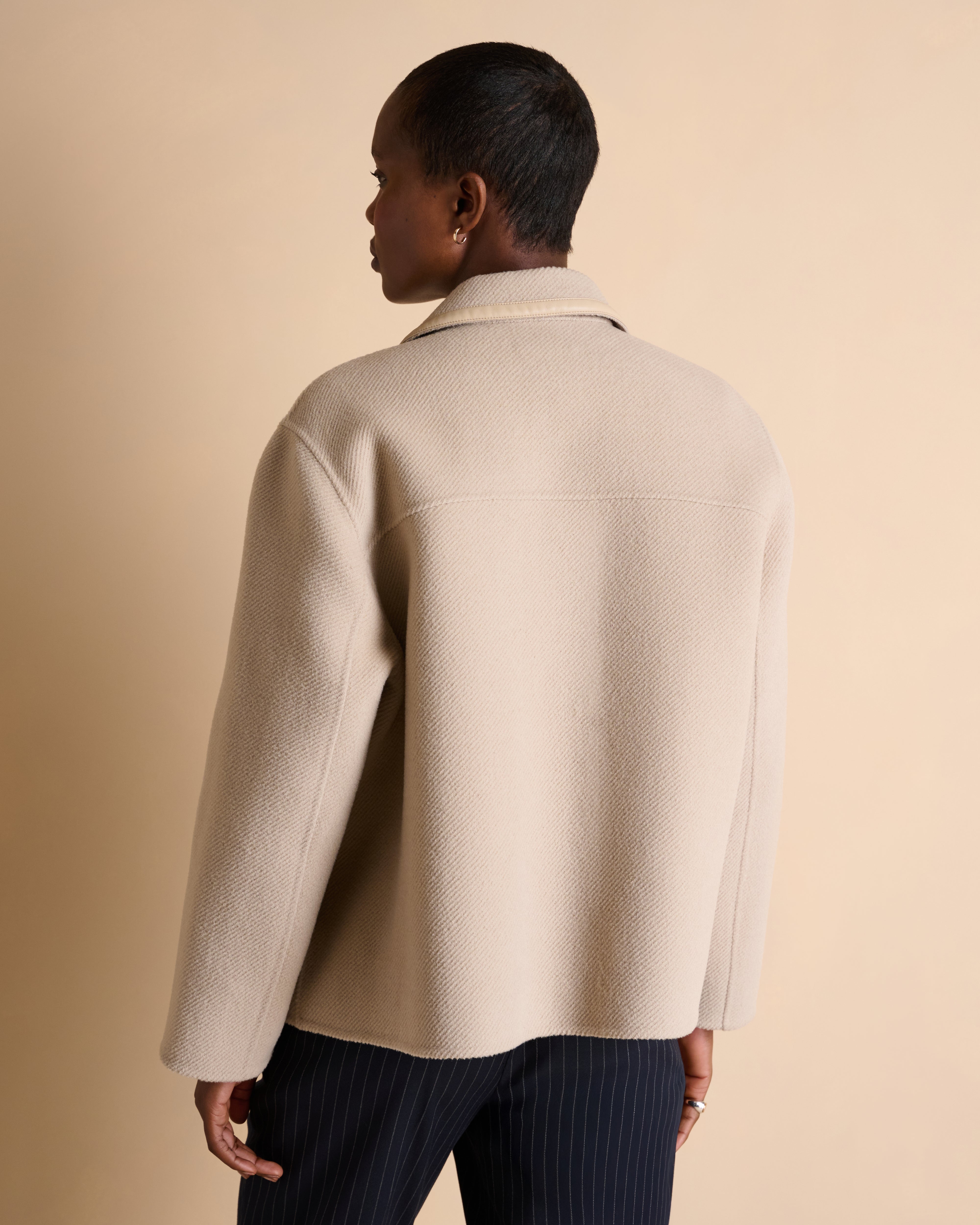 Manteau beige court droit zippé 100% laine