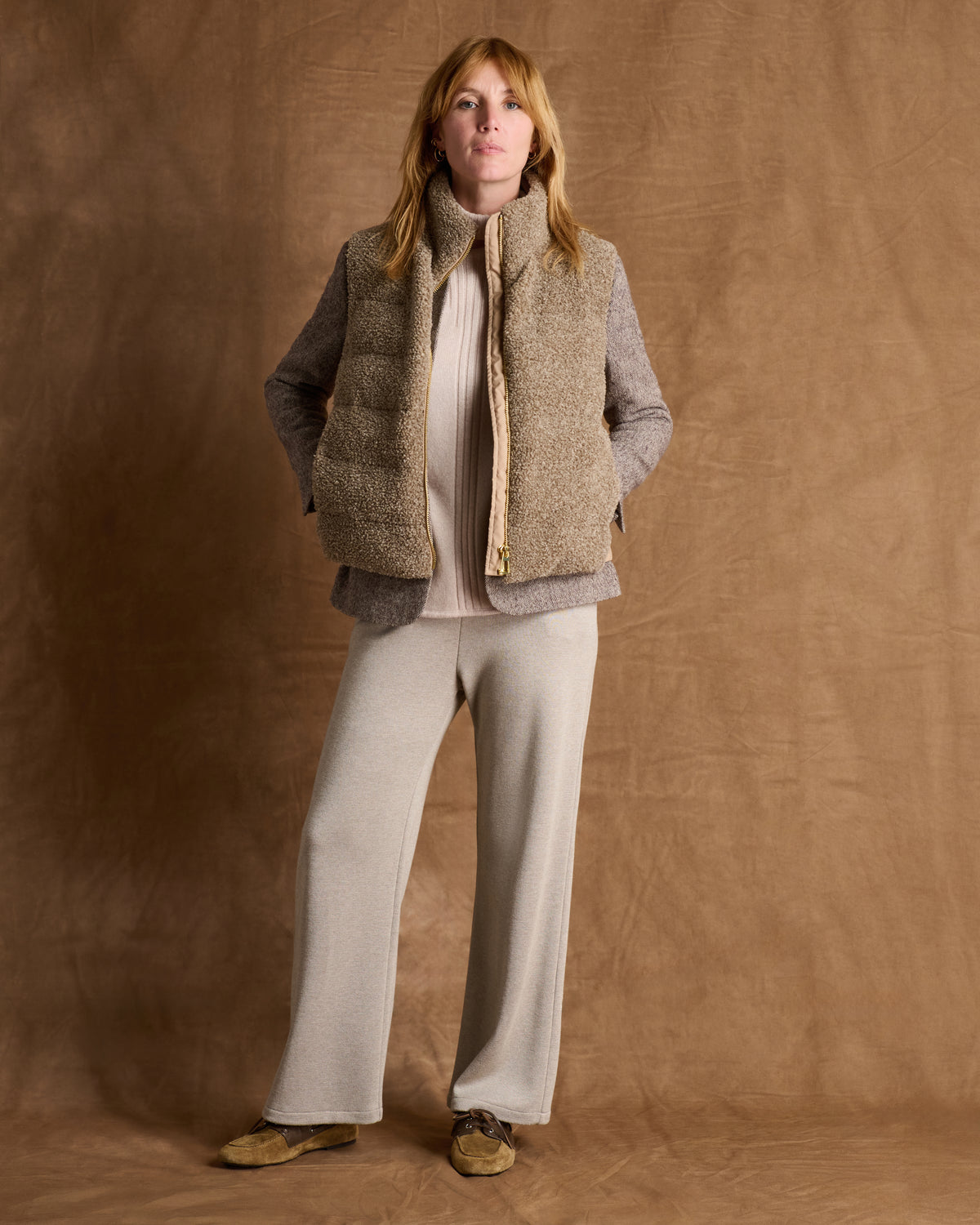 Manteau court beige foncé zippé sans manches col montant