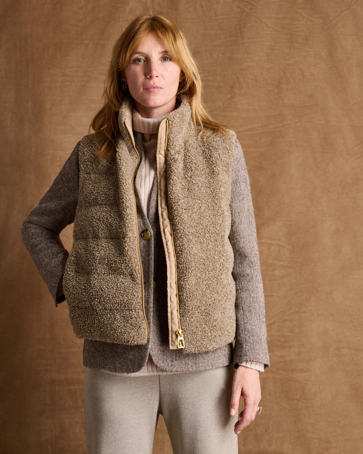 Manteau court beige foncé zippé sans manches col montant