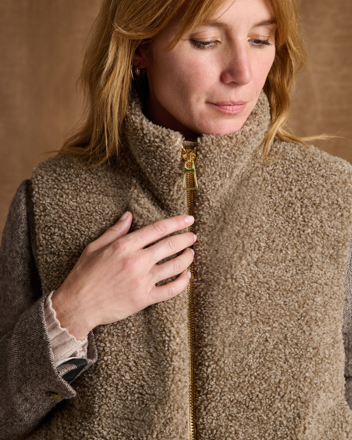 Manteau court beige foncé zippé sans manches col montant
