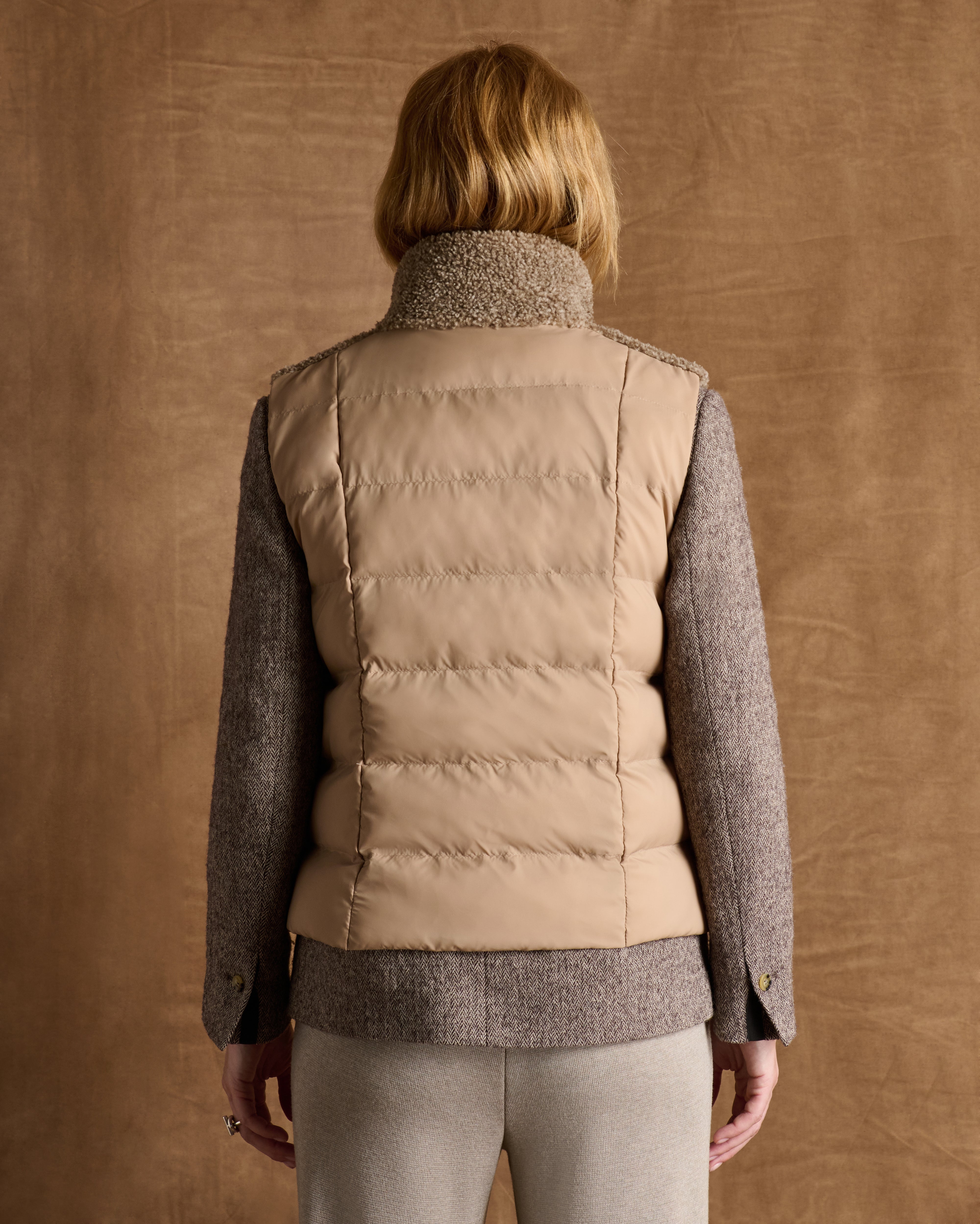 Manteau court beige foncé zippé sans manches col montant
