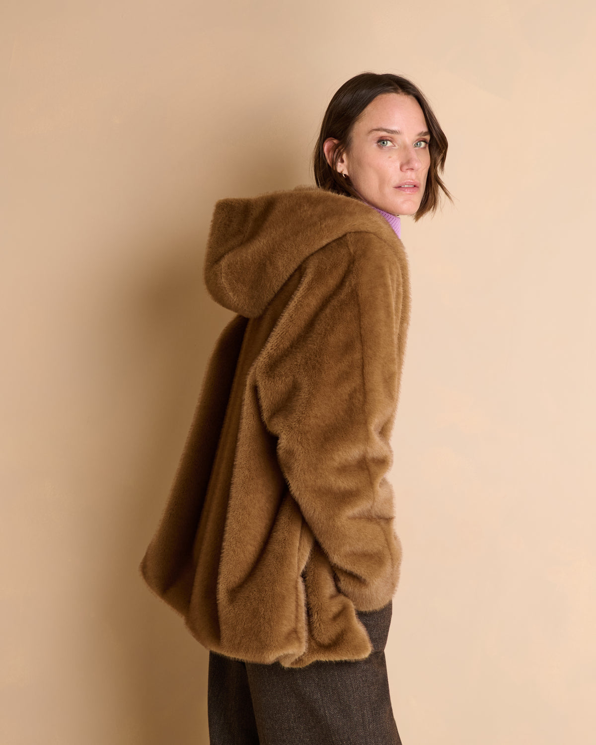Manteau court camel zippé à capuche en fausse-fourrure