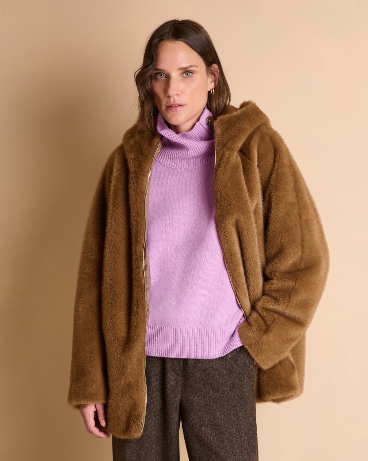 Manteau court camel zippé à capuche en fausse-fourrure