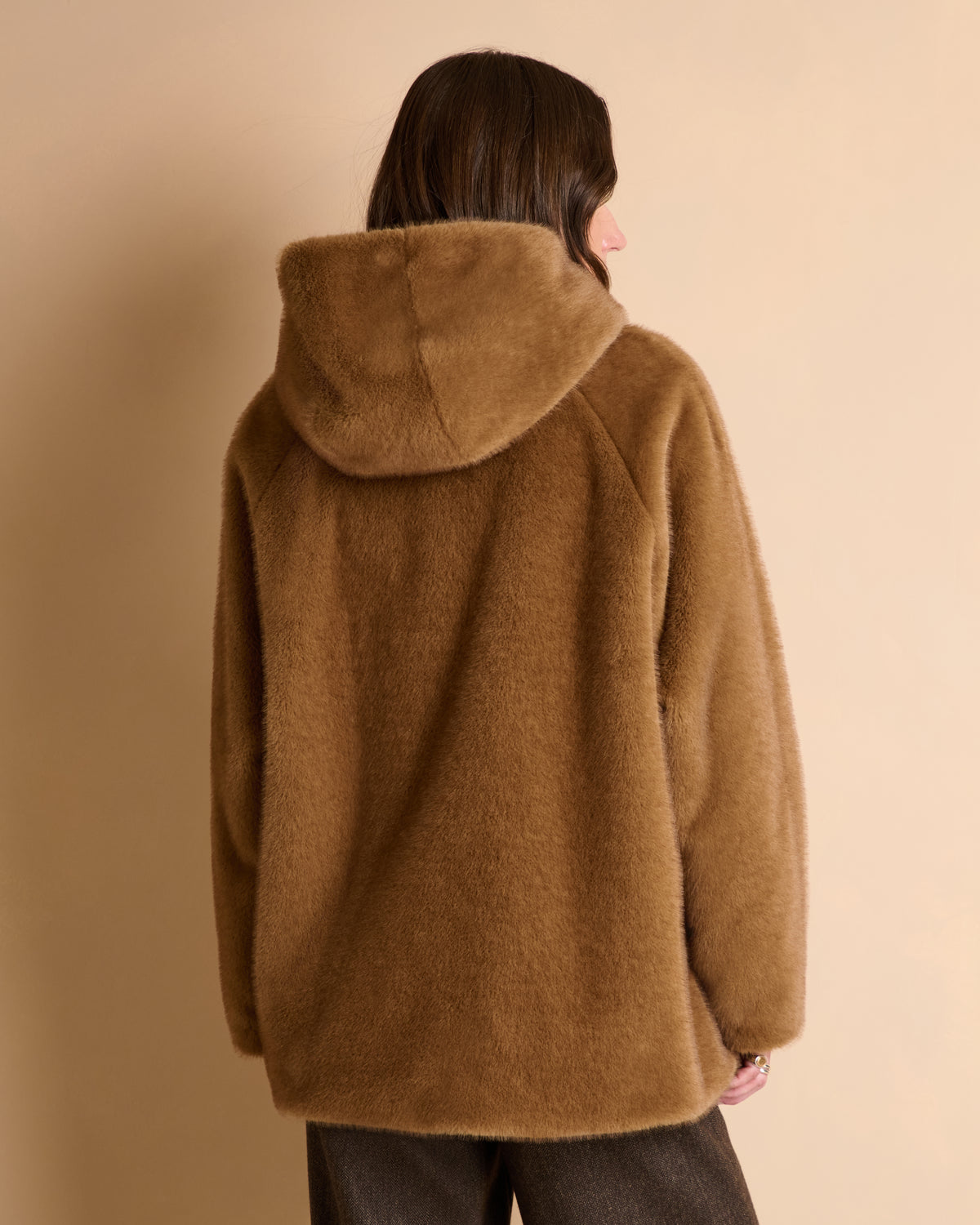 Manteau court camel zippé à capuche en fausse-fourrure