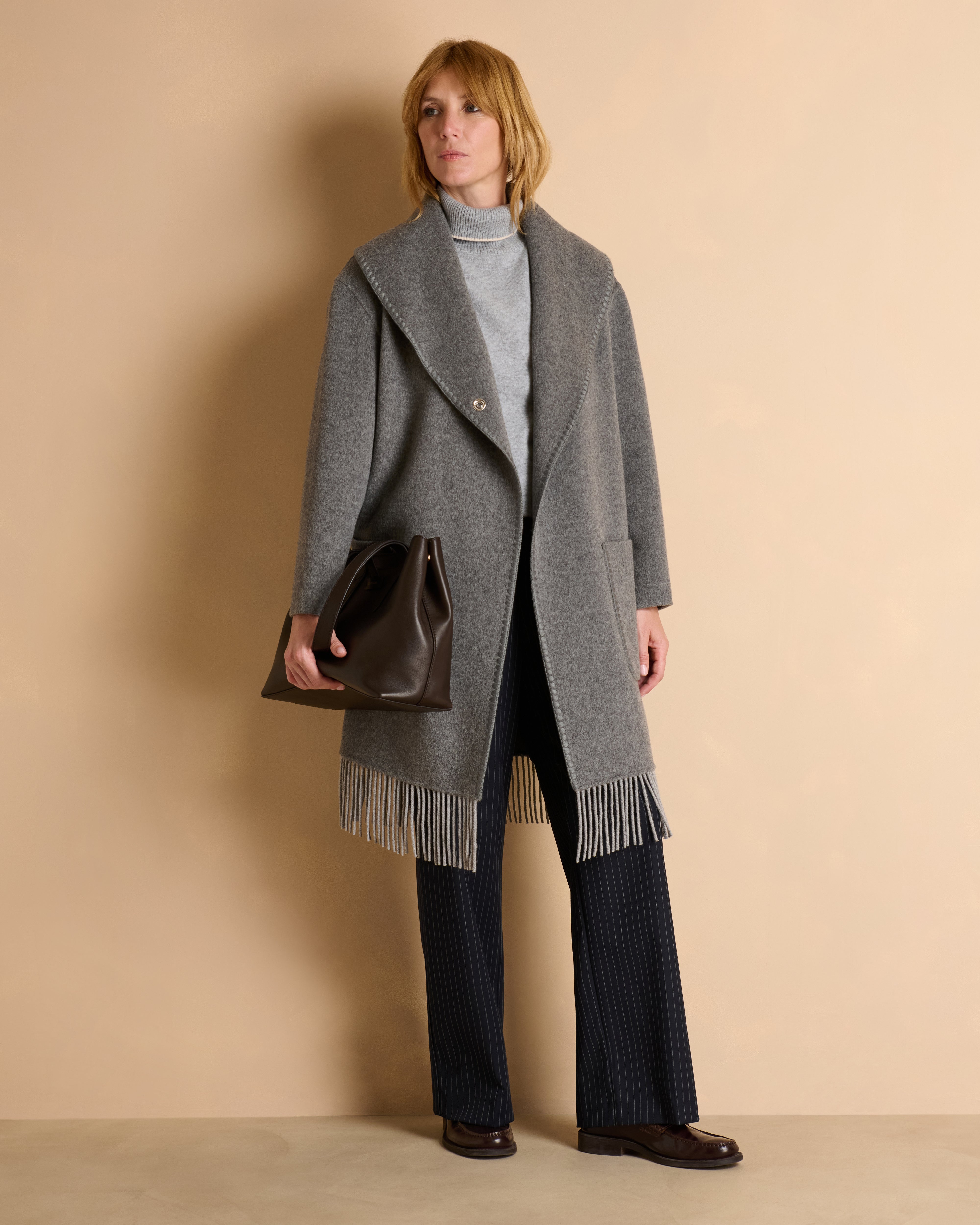 Manteau gris long frangé en drap de laine