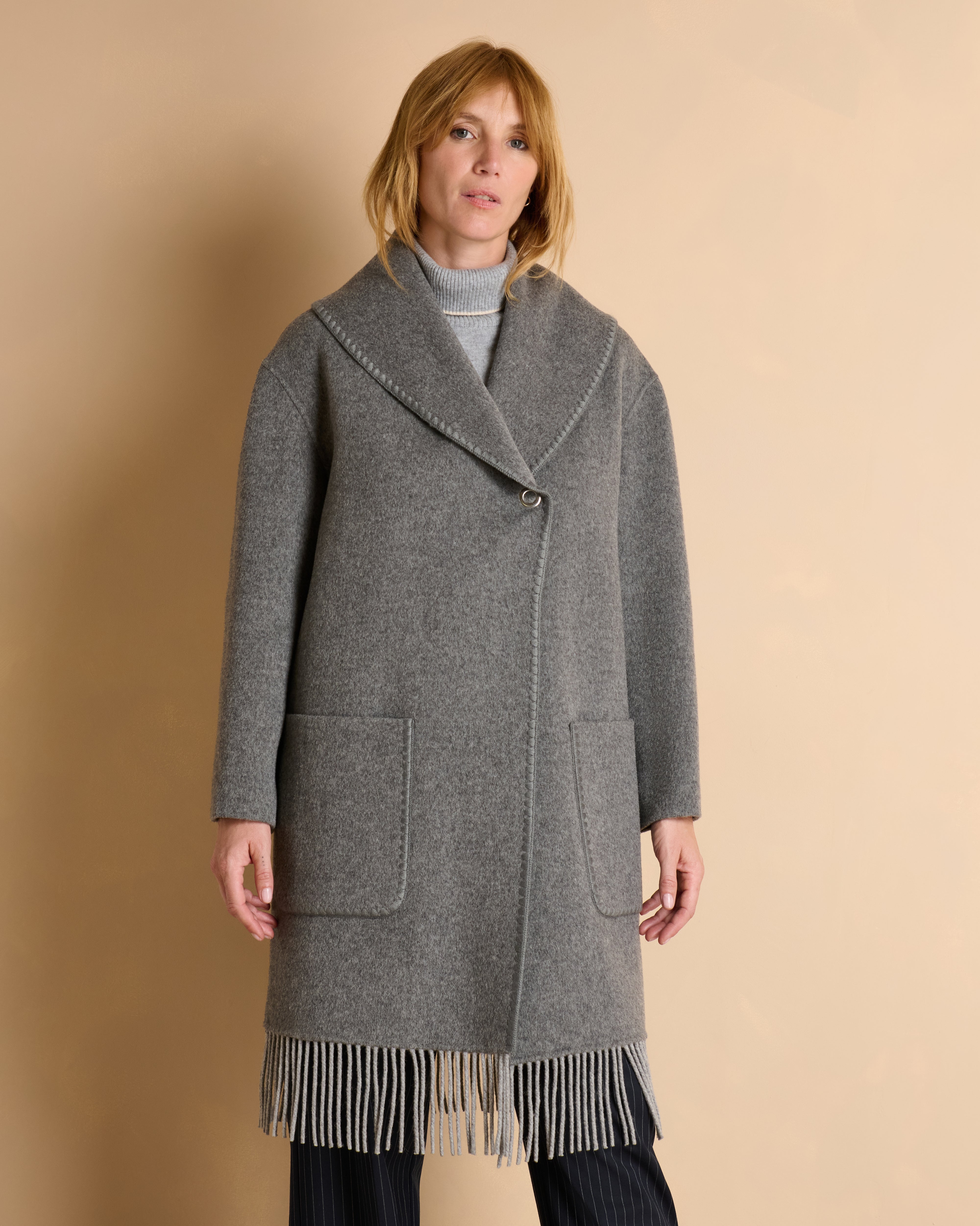 Manteau gris long frangé en drap de laine