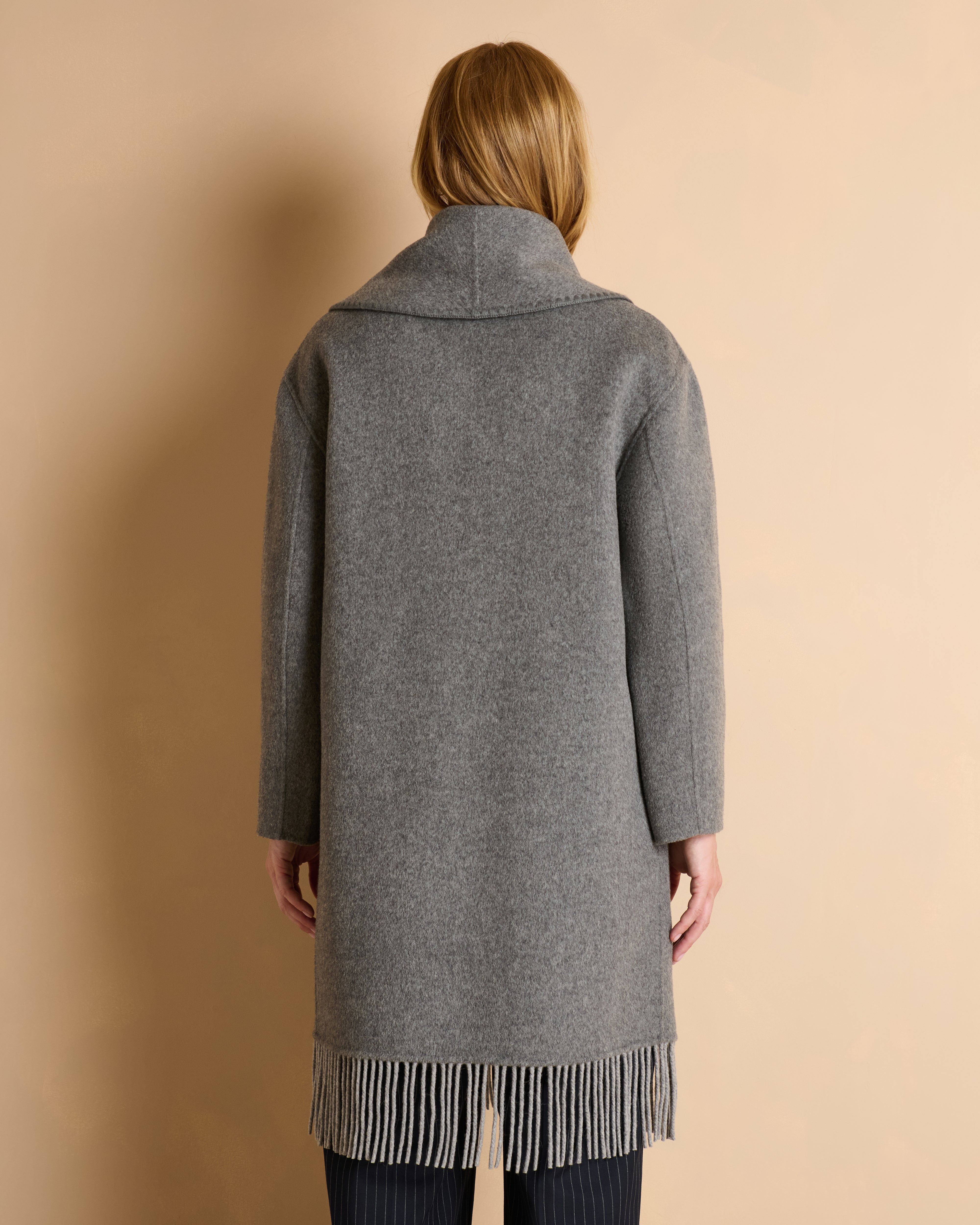 Manteau gris long frangé en drap de laine