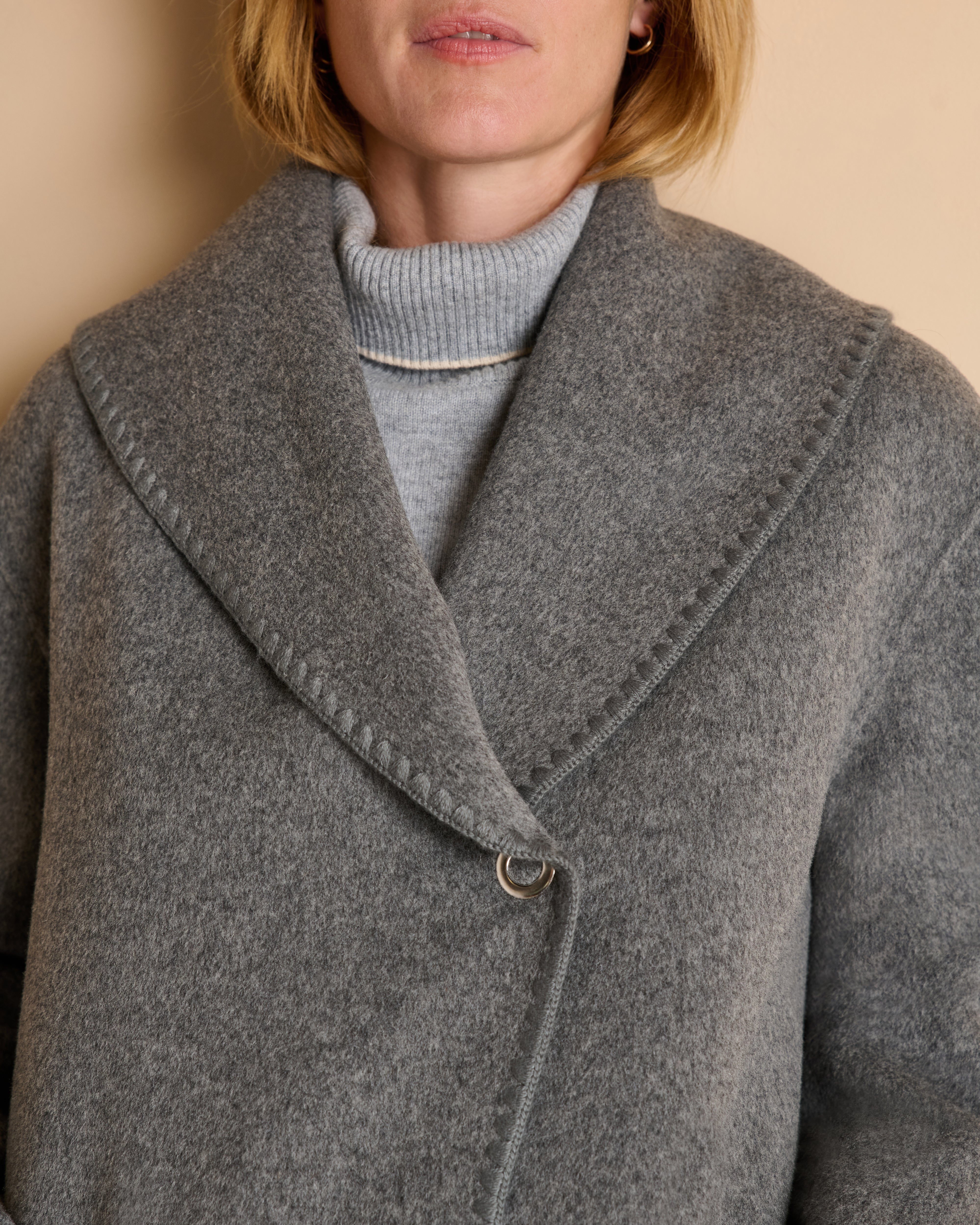 Manteau gris long frangé en drap de laine