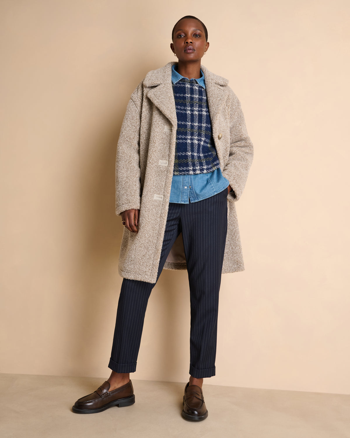 Manteau long beige col tailleur en fausse fourrure