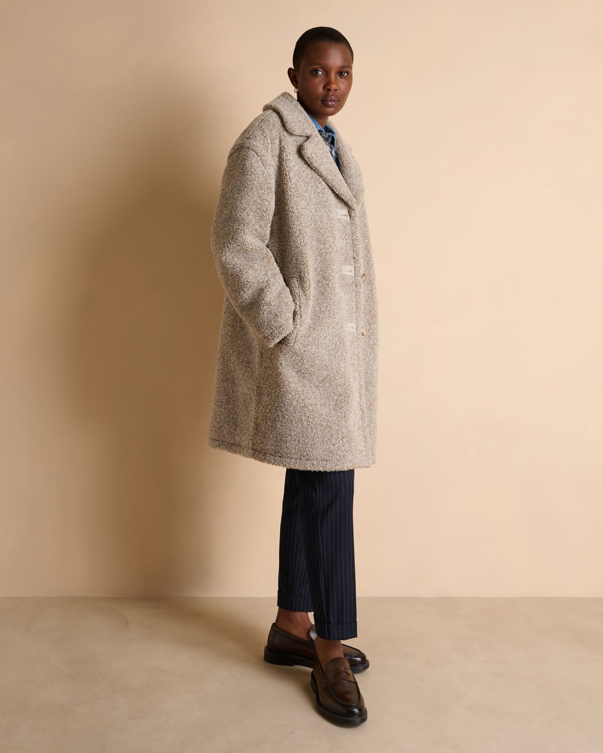 Manteau long beige col tailleur en fausse fourrure