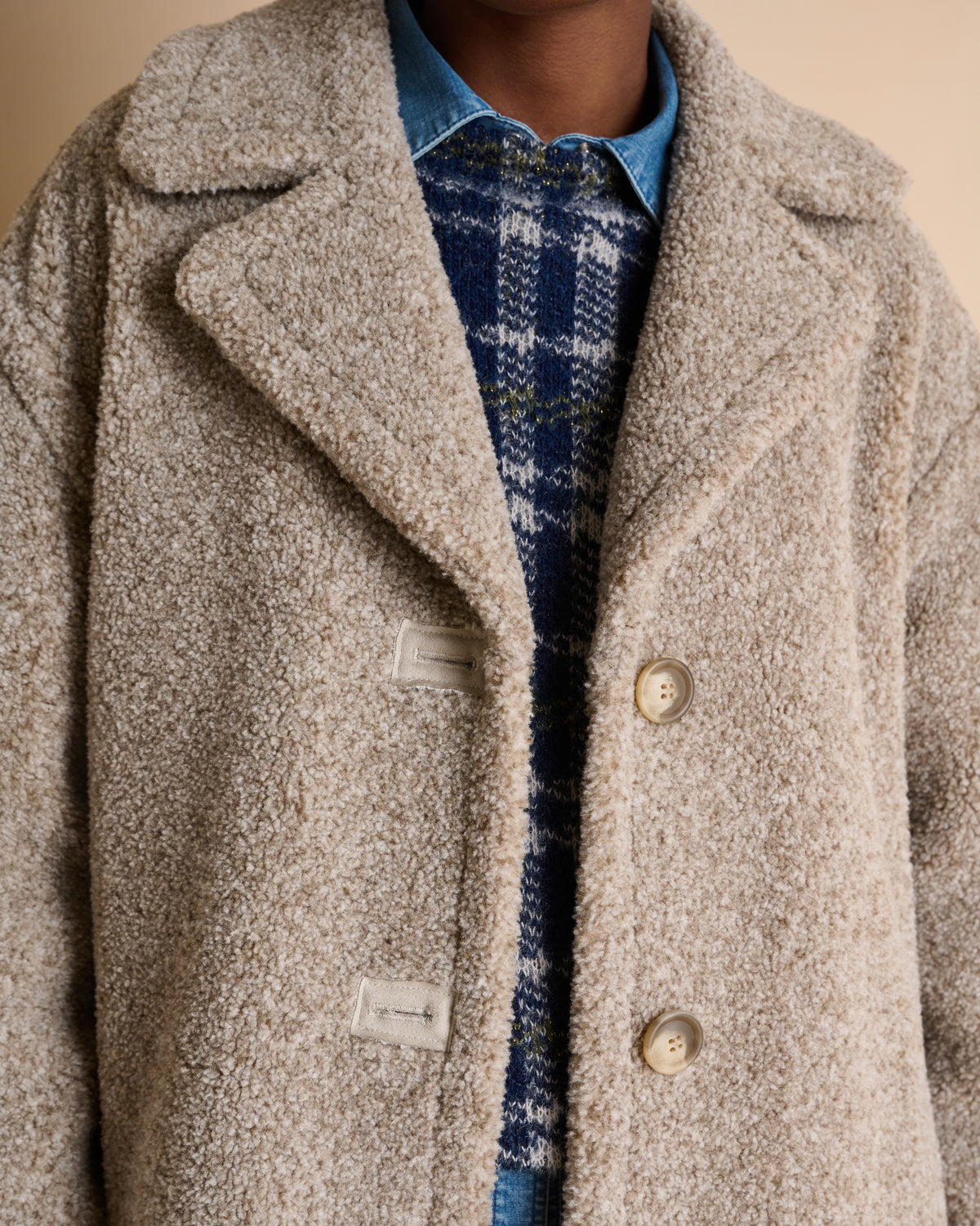 Manteau long beige col tailleur en fausse fourrure