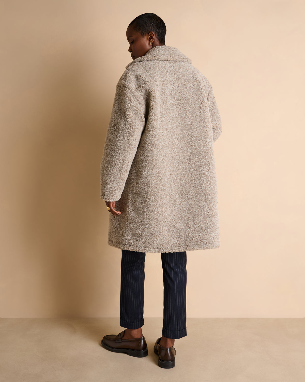 Manteau long beige col tailleur en fausse fourrure