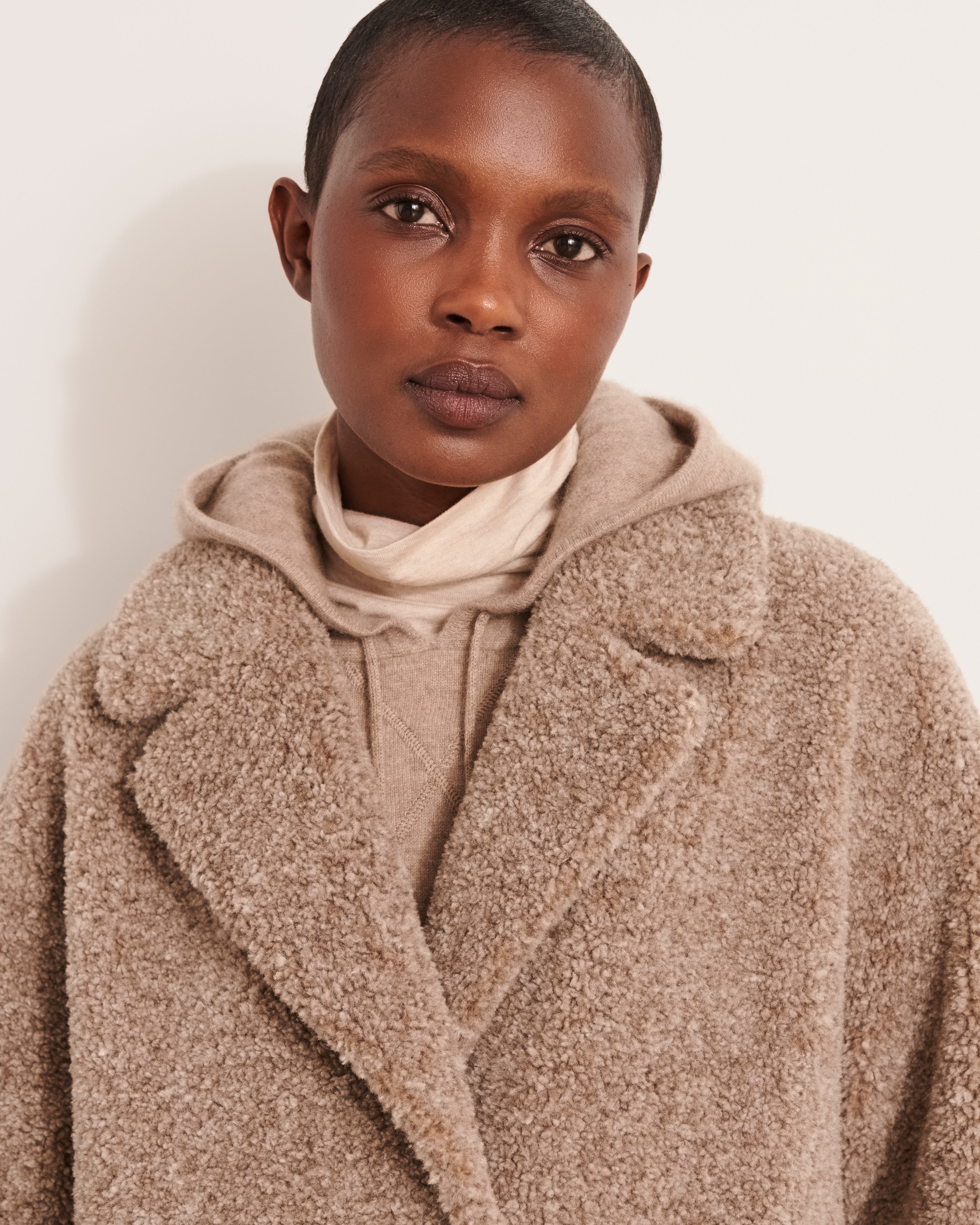 manteau mi-long en fausse fourrure beige sable