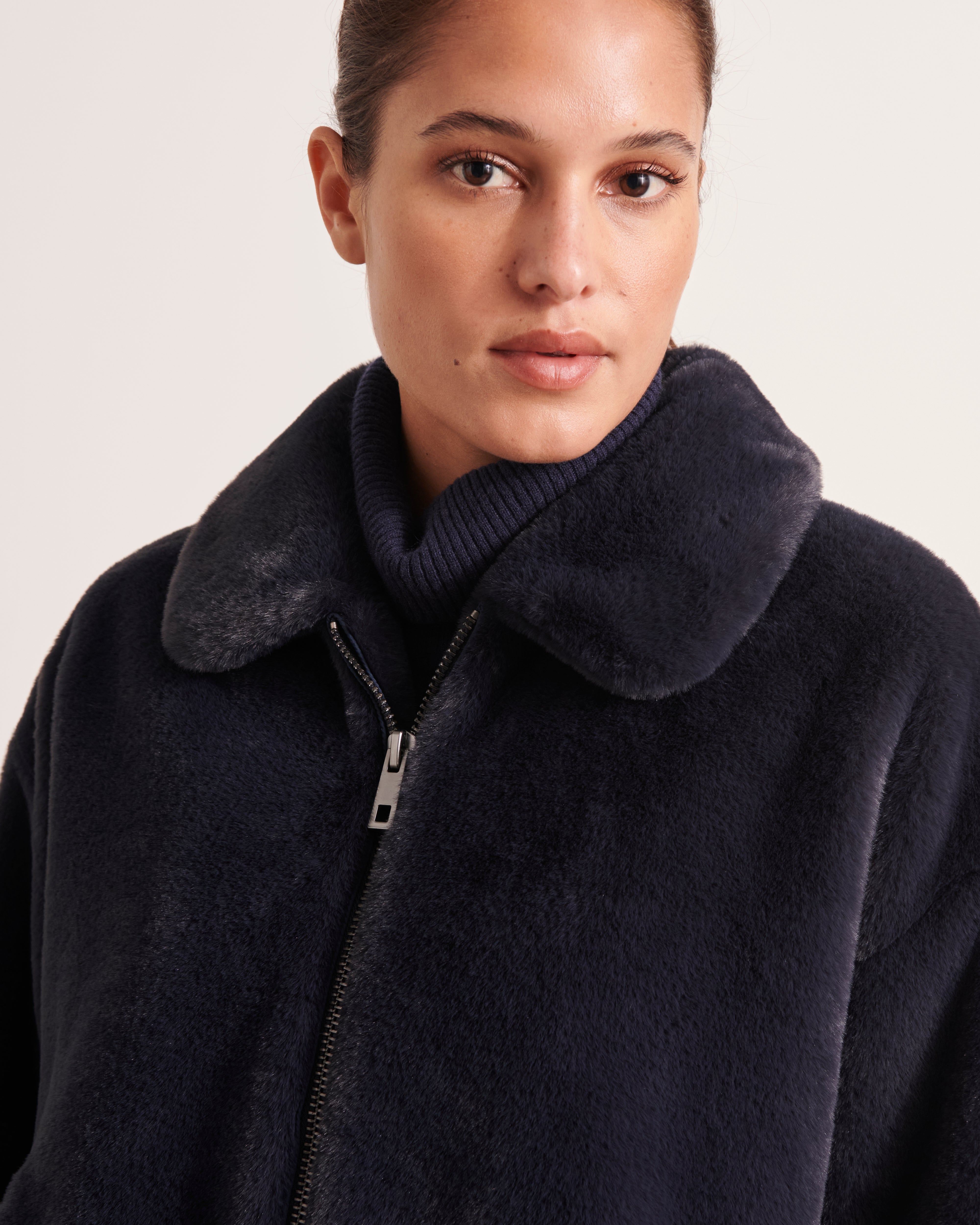 manteau court en fausse fourrure bleu marine 