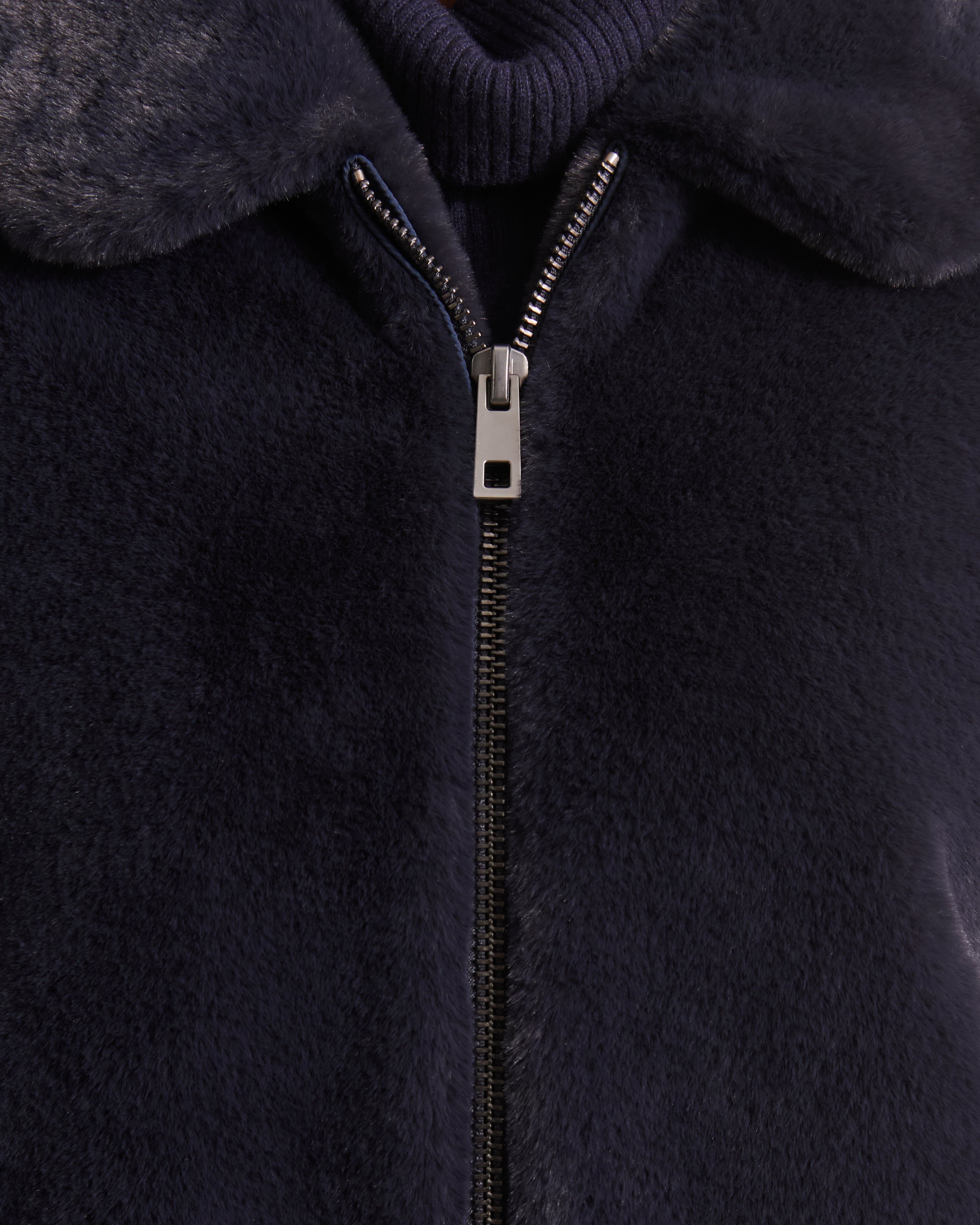 manteau court en fausse fourrure bleu marine 