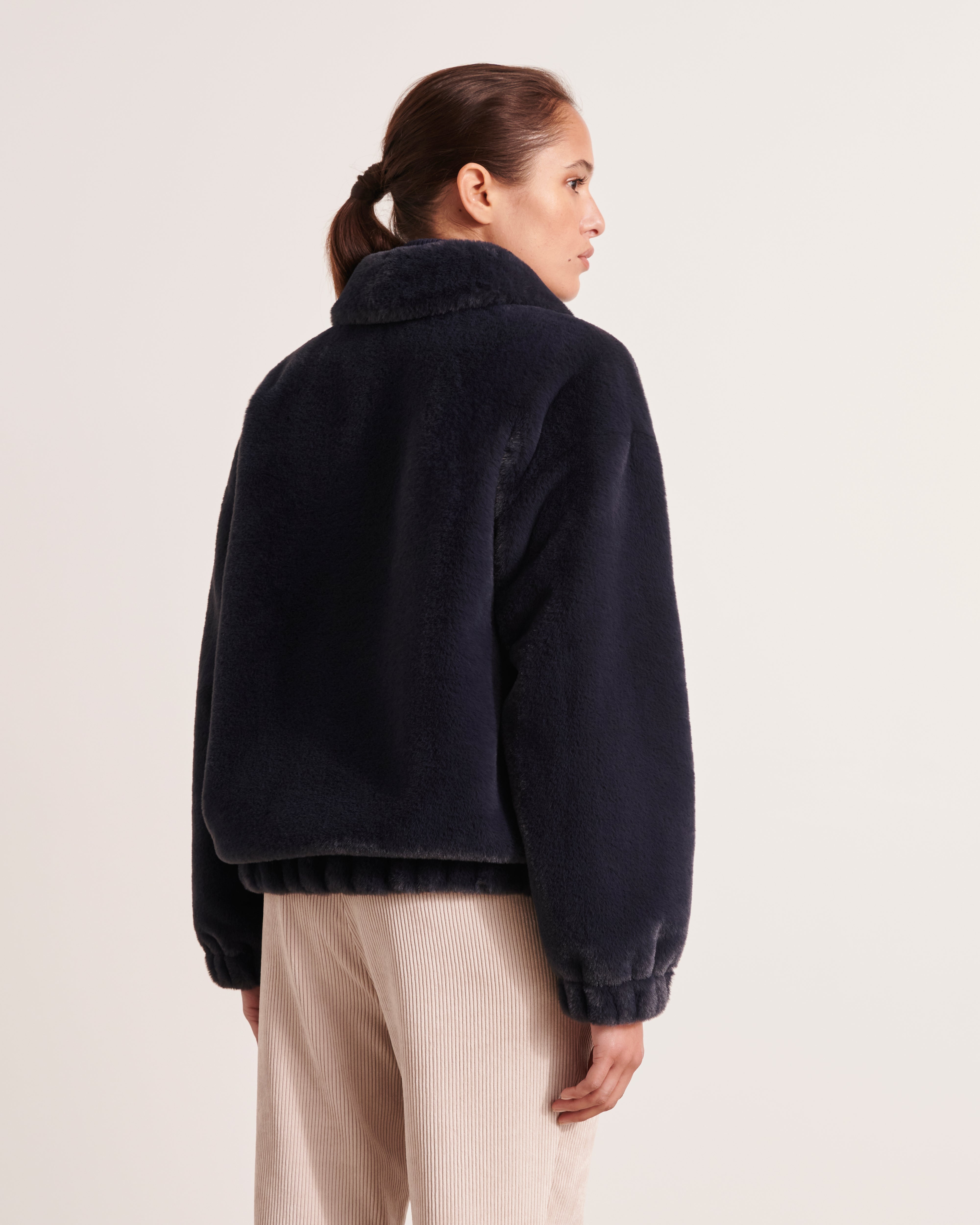 manteau court en fausse fourrure bleu marine 